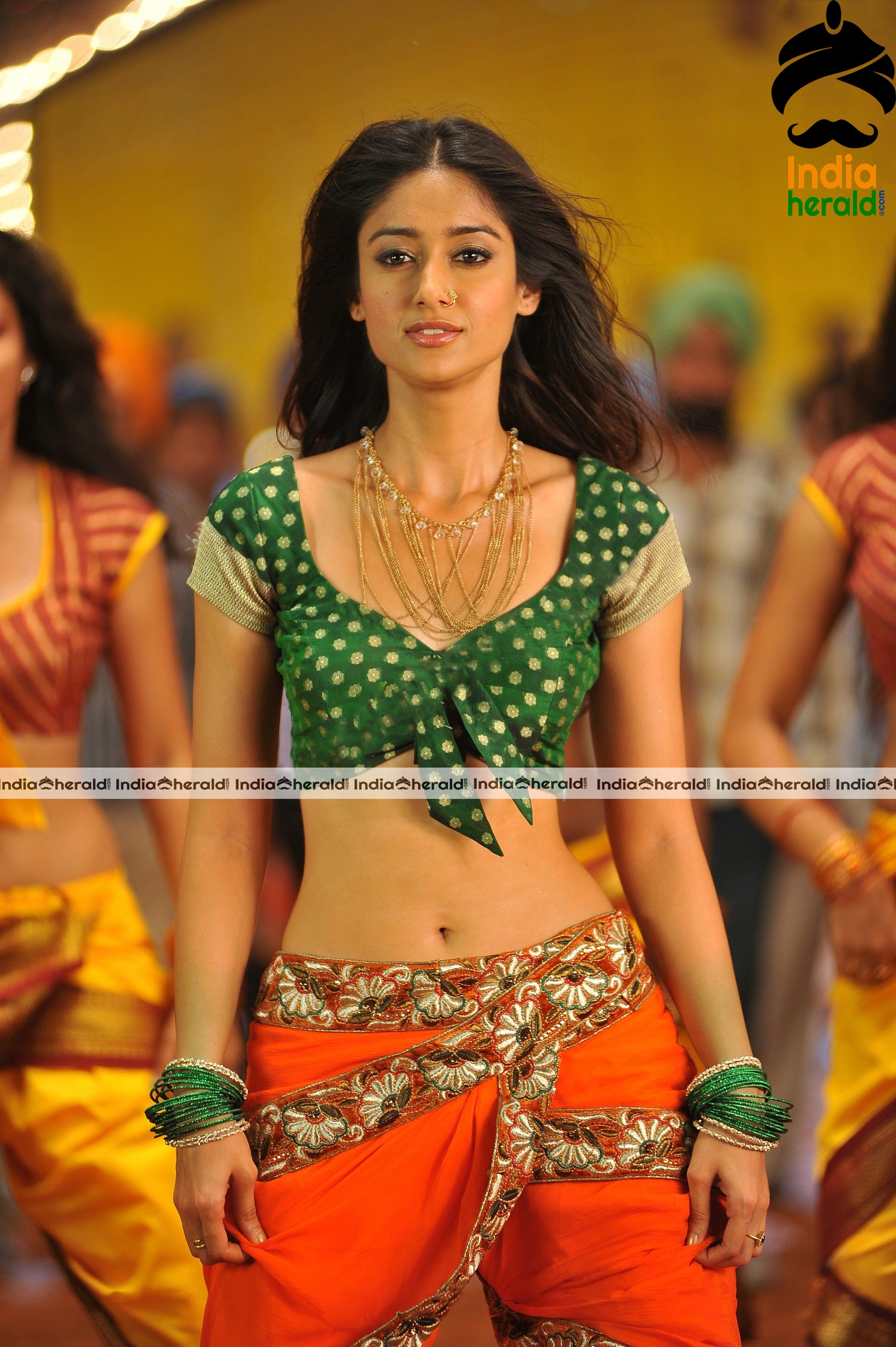 Hot Photos of Ileana Showing her Sexy Flat Midriff and Navel during a Hot Song Sequence