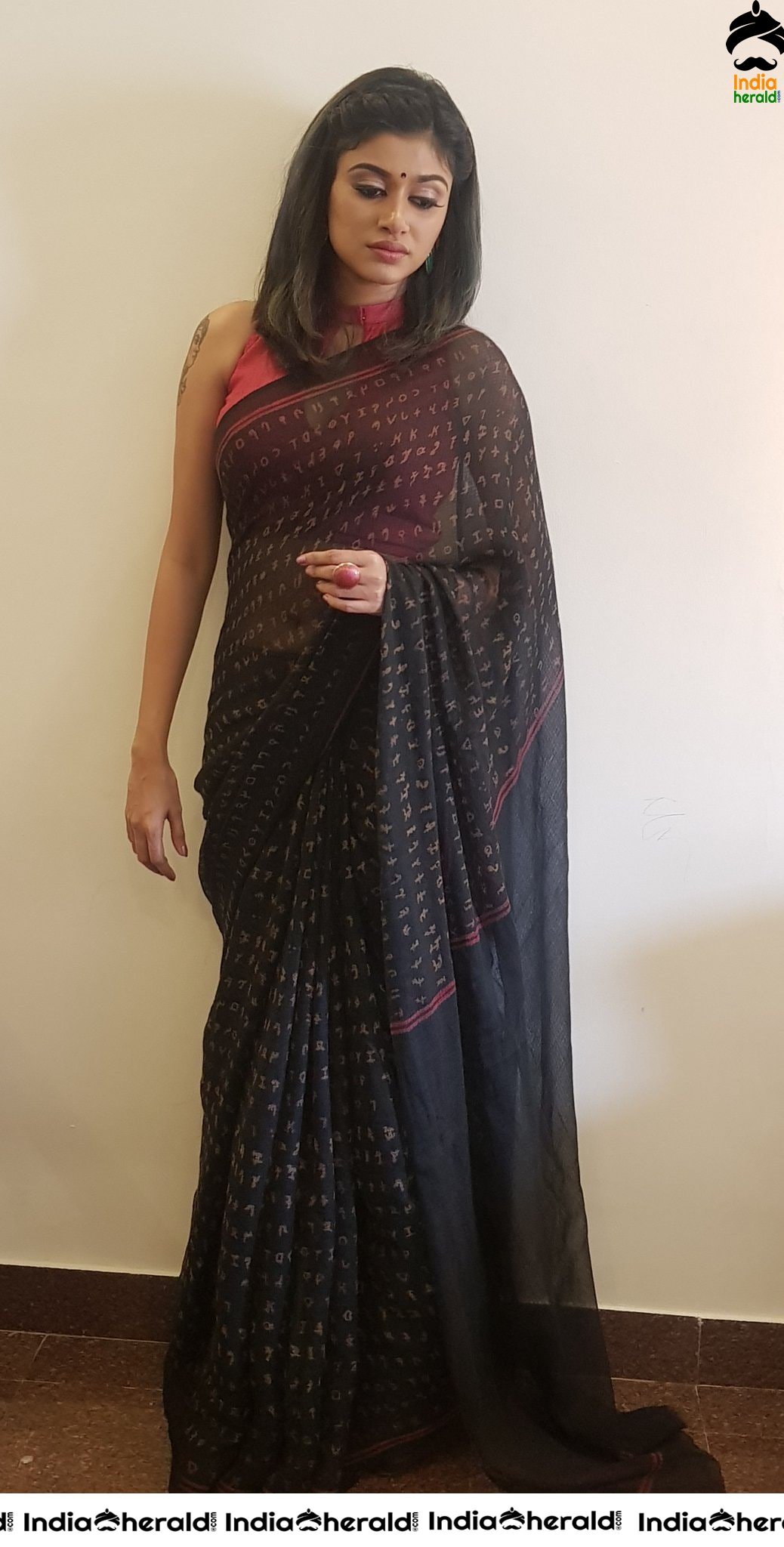 Hot Photos of Oviya in Transparent Saree