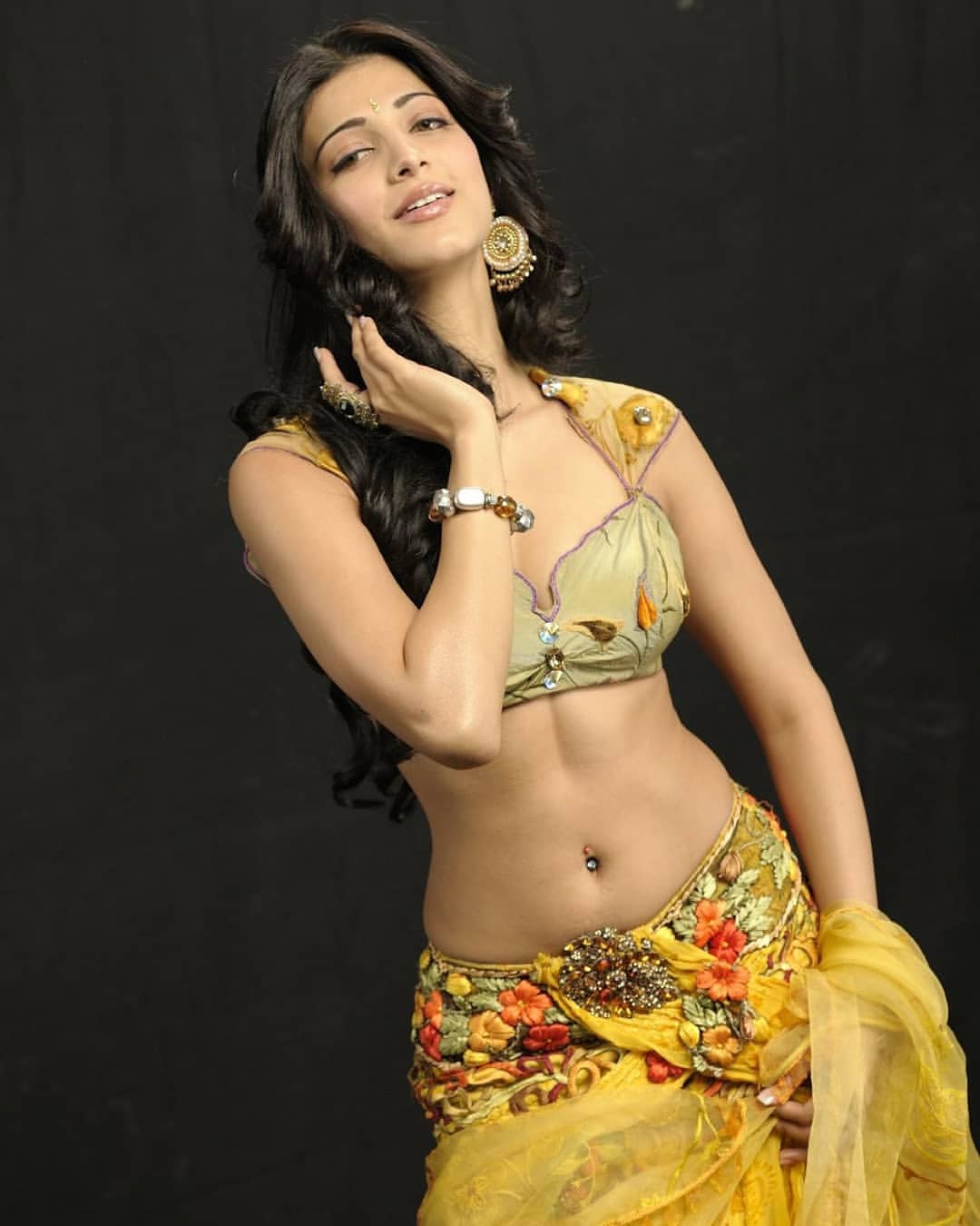 Hot Shruti Hassan Expossing Sexy Mid Riff And Navel In Princess Dress