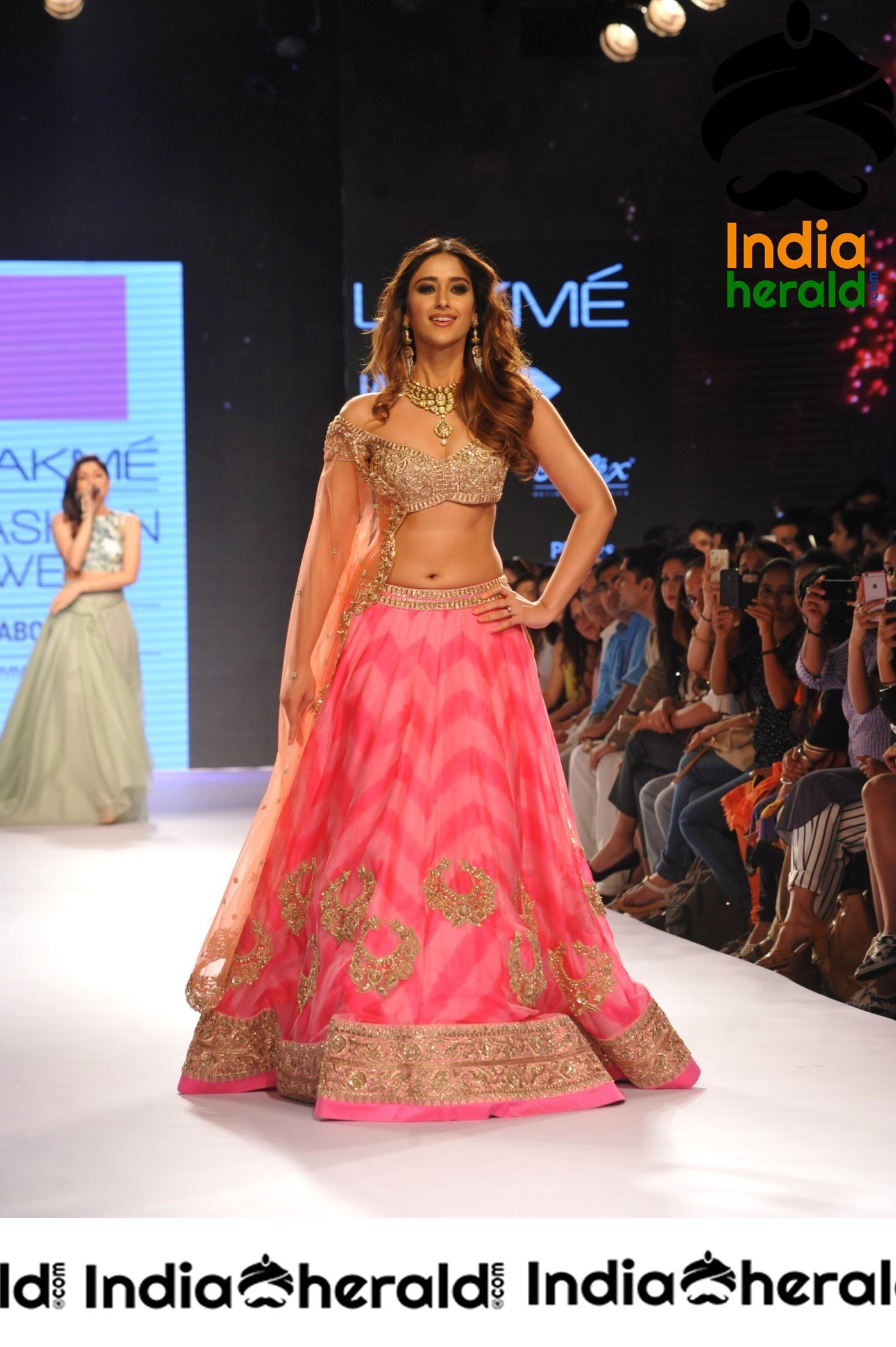 Ileana Flaunts her Hot Midriff and Sexy Navel While Walking The Ramp Set 1