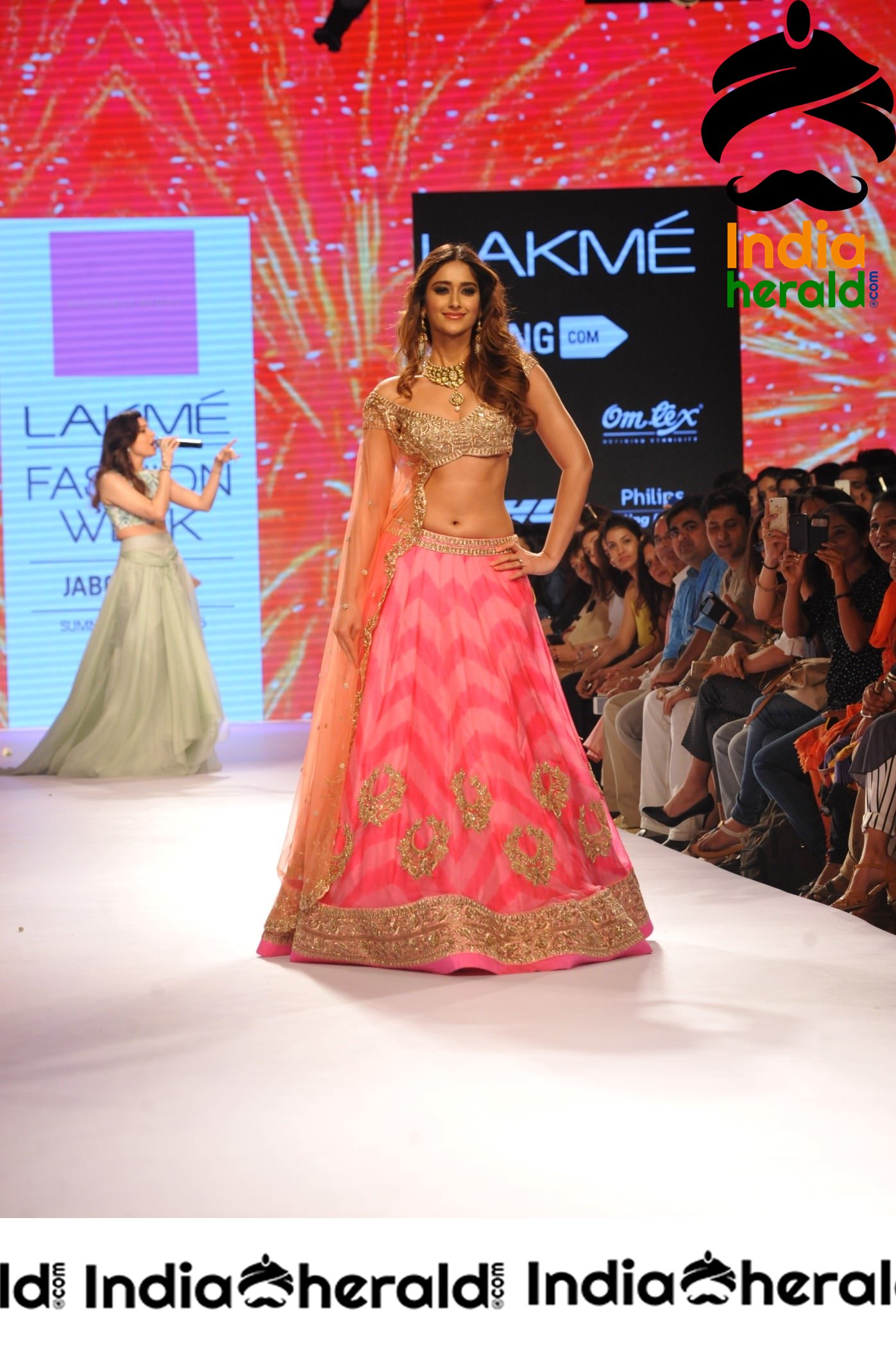 Ileana Flaunts her Hot Midriff and Sexy Navel While Walking The Ramp Set 1