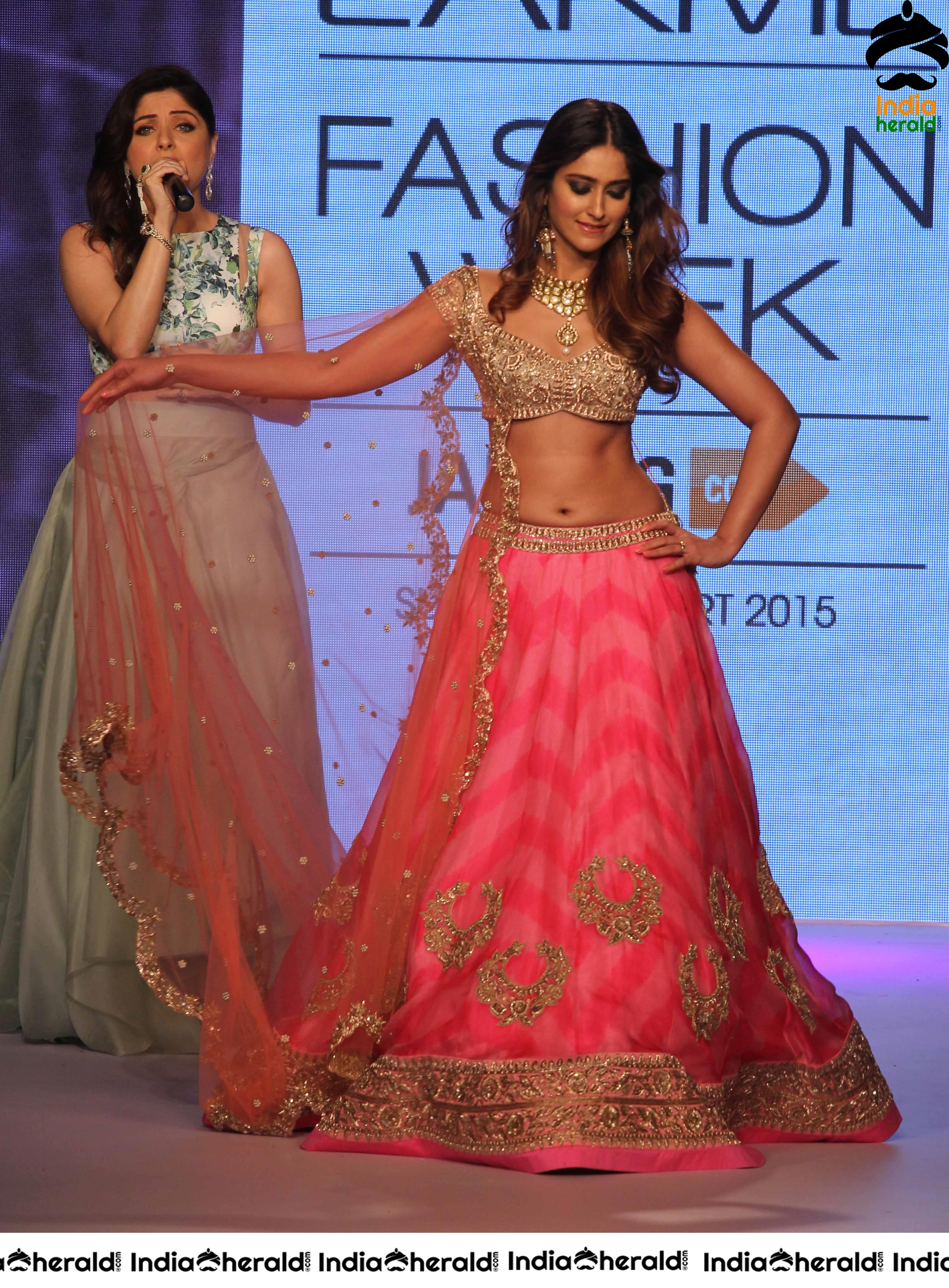 Ileana Flaunts her Hot Midriff and Sexy Navel While Walking The Ramp Set 2