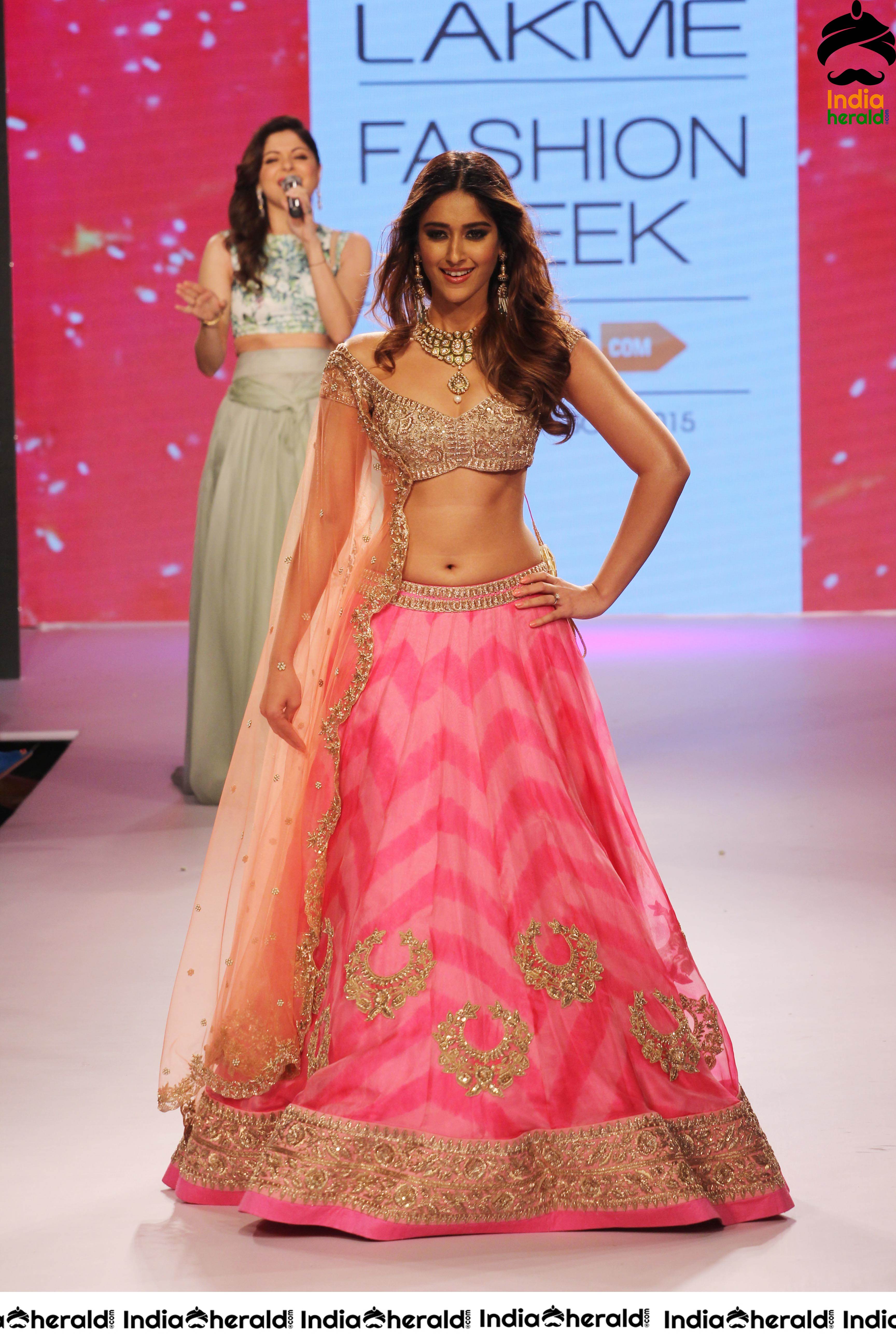 Ileana Flaunts her Hot Midriff and Sexy Navel While Walking The Ramp Set 2