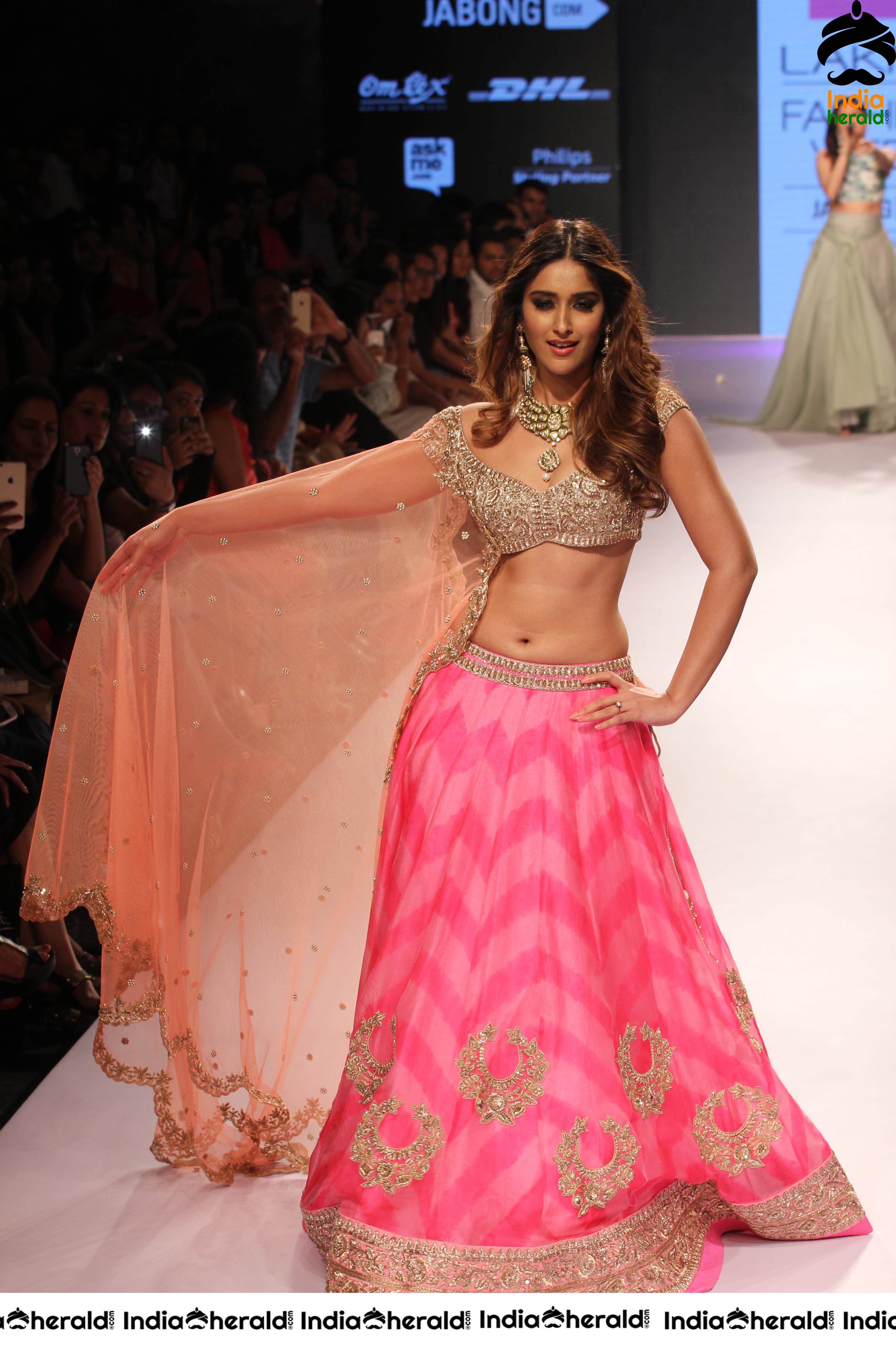 Ileana Flaunts her Hot Midriff and Sexy Navel While Walking The Ramp Set 2