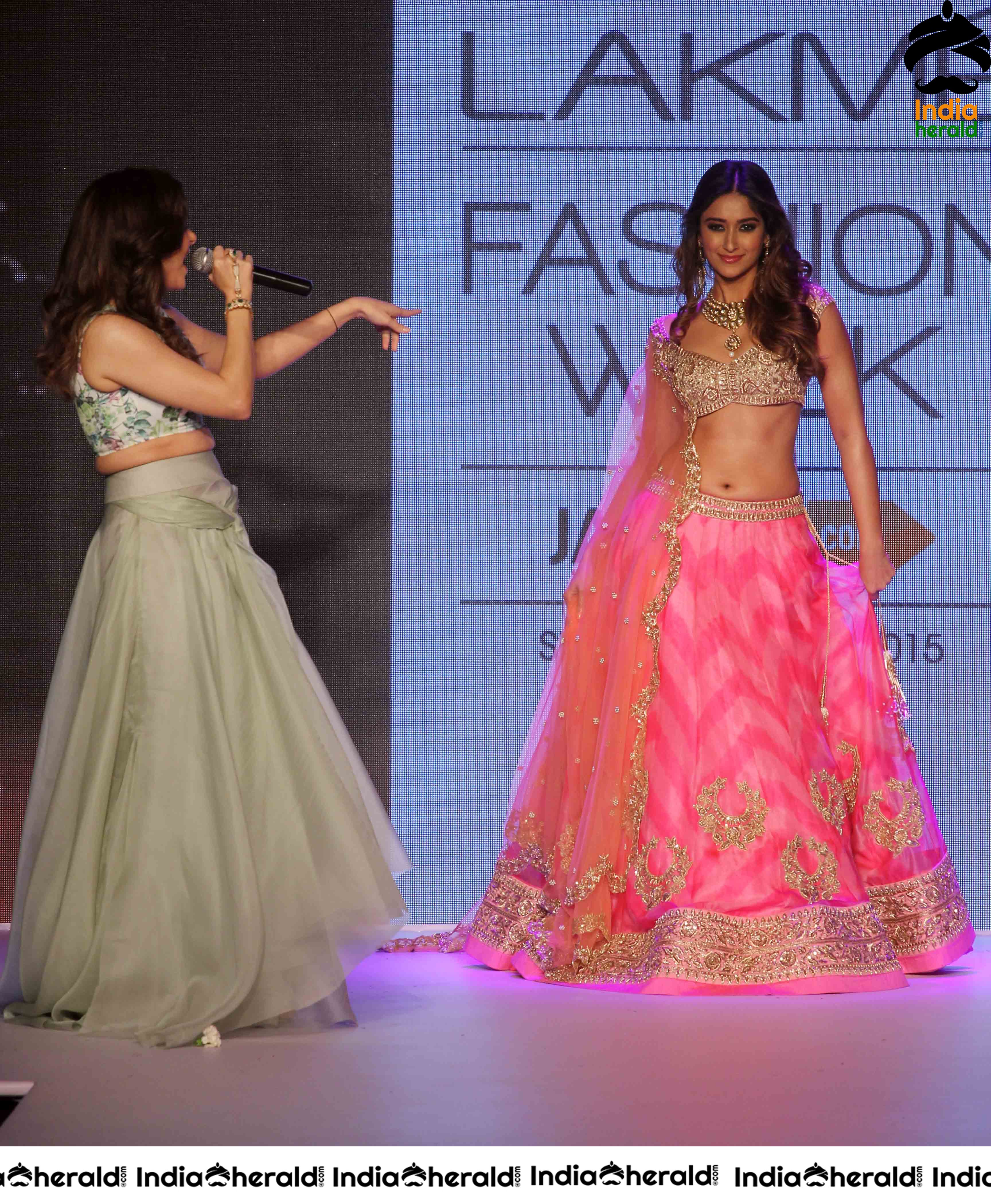 Ileana Flaunts her Hot Midriff and Sexy Navel While Walking The Ramp Set 2