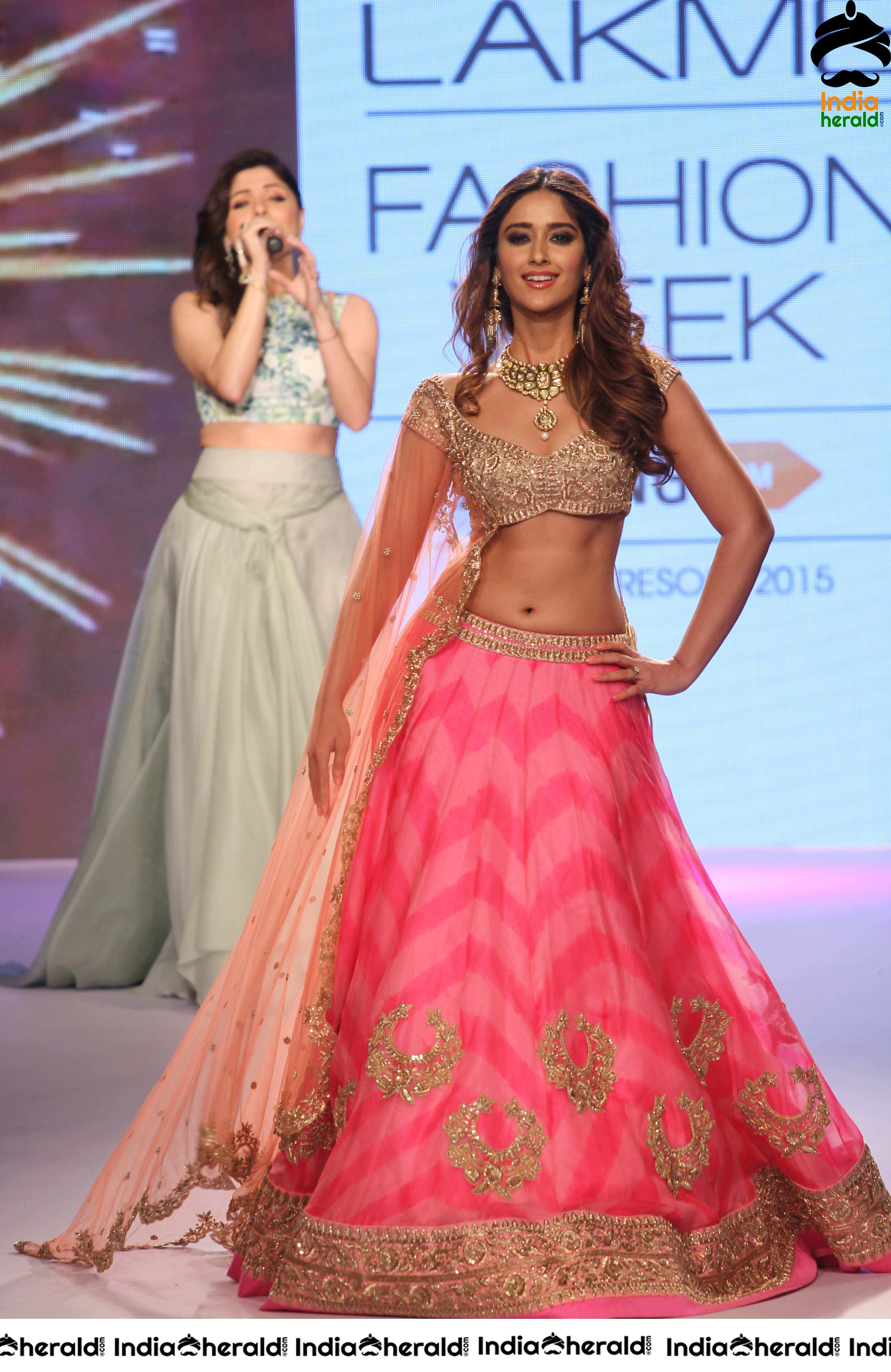 Ileana Flaunts her Hot Midriff and Sexy Navel While Walking The Ramp Set 2