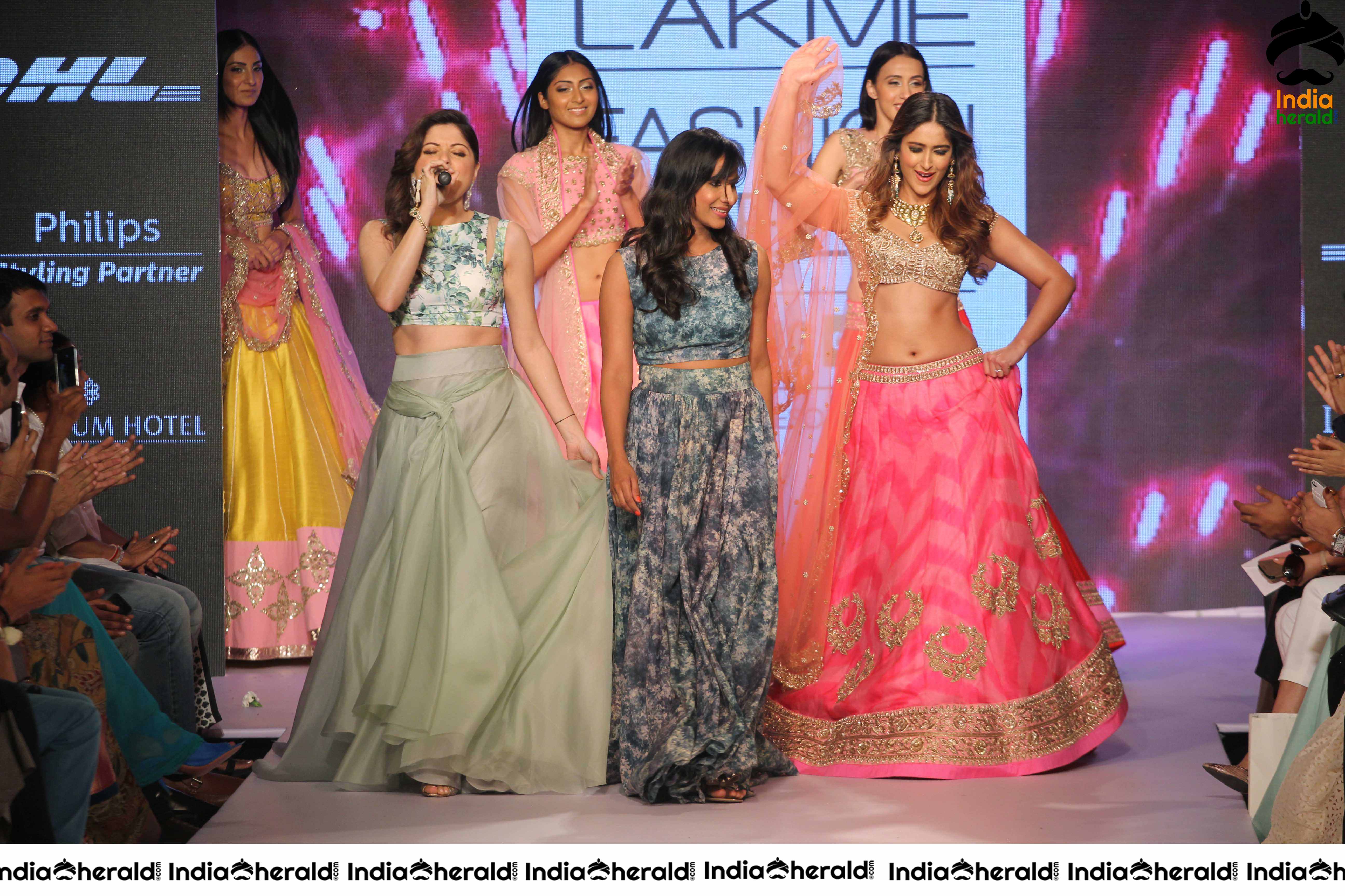 Ileana Flaunts her Hot Midriff and Sexy Navel While Walking The Ramp Set 3