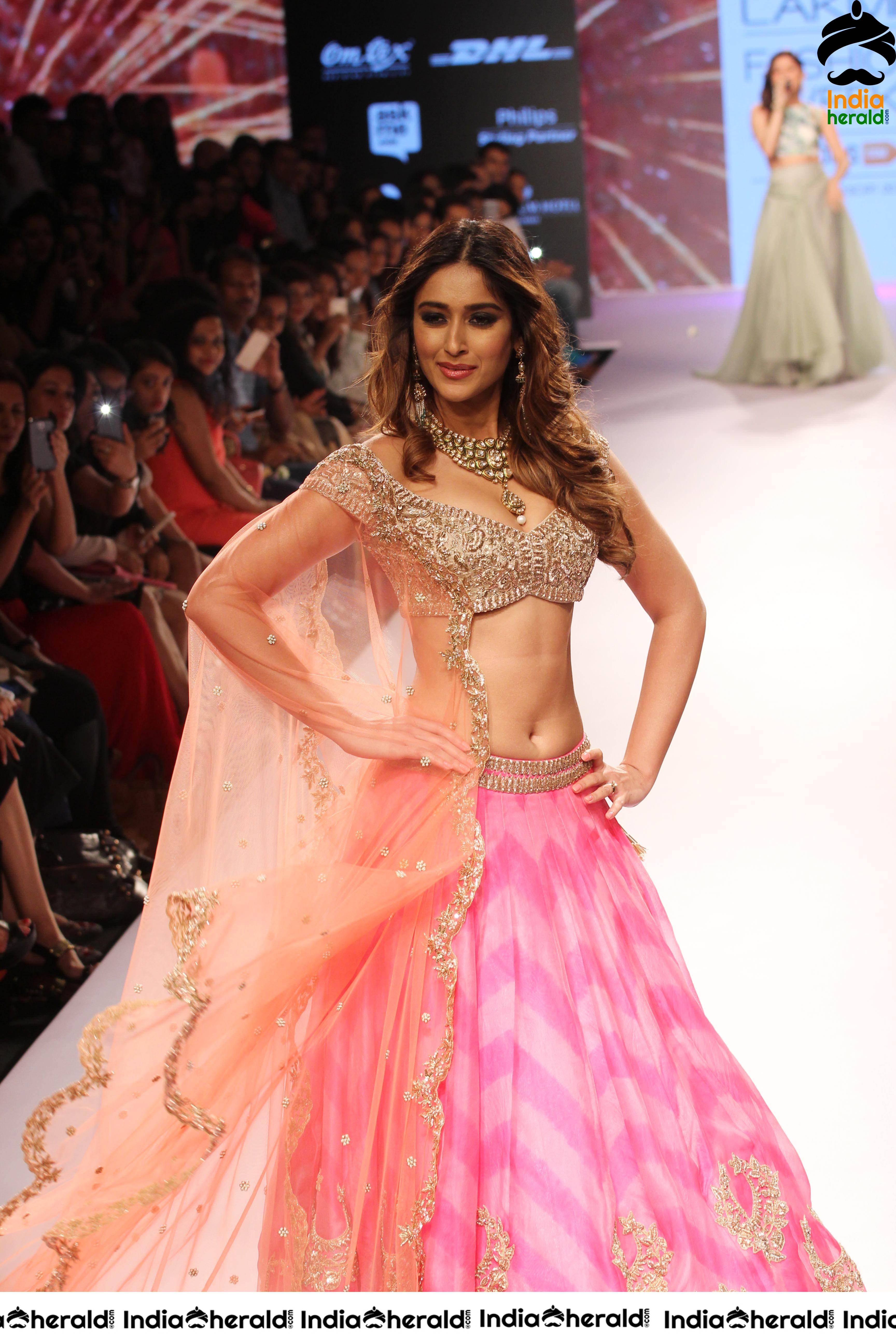 Ileana Flaunts her Hot Midriff and Sexy Navel While Walking The Ramp Set 3