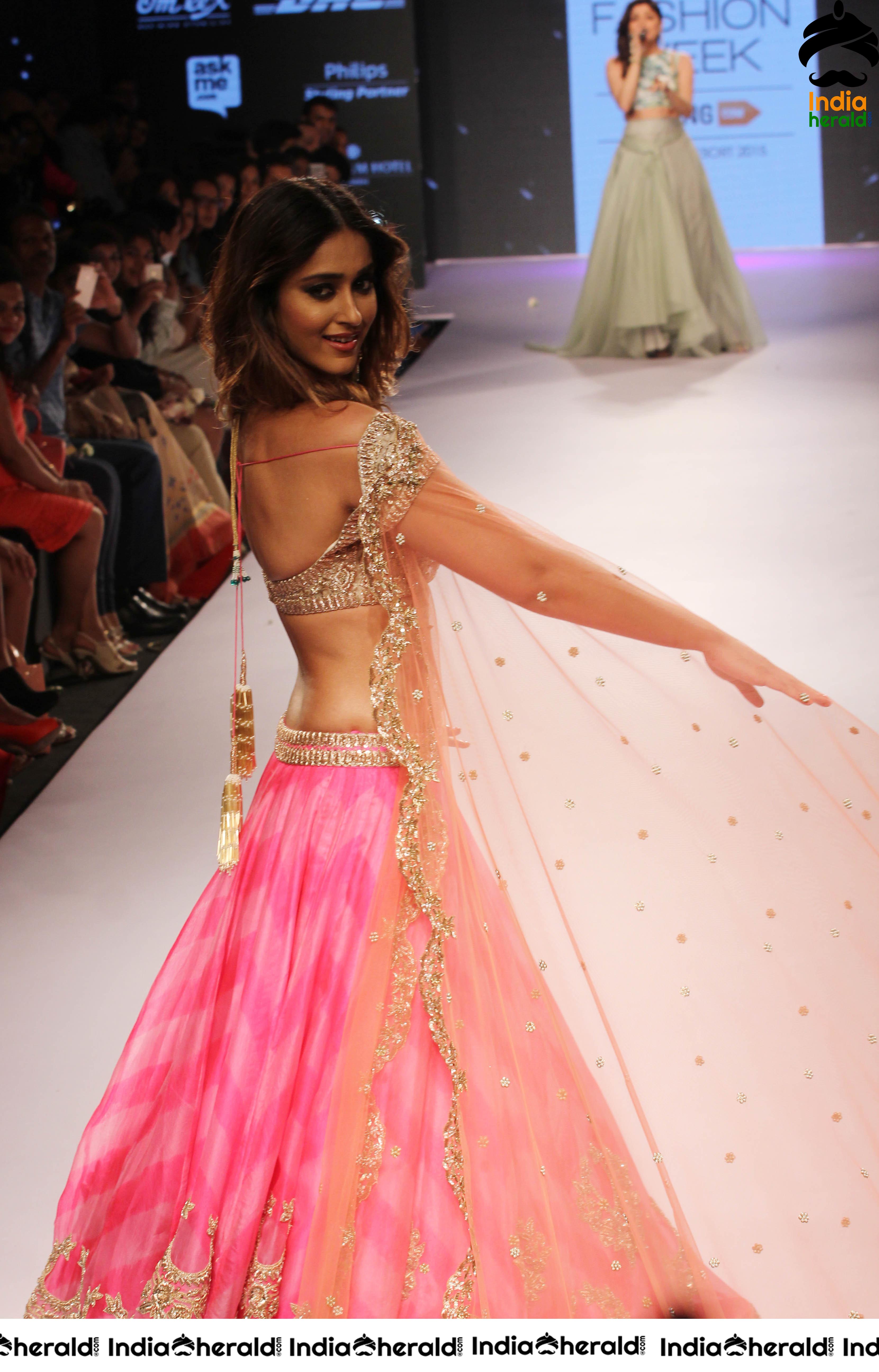 Ileana Flaunts her Hot Midriff and Sexy Navel While Walking The Ramp Set 3