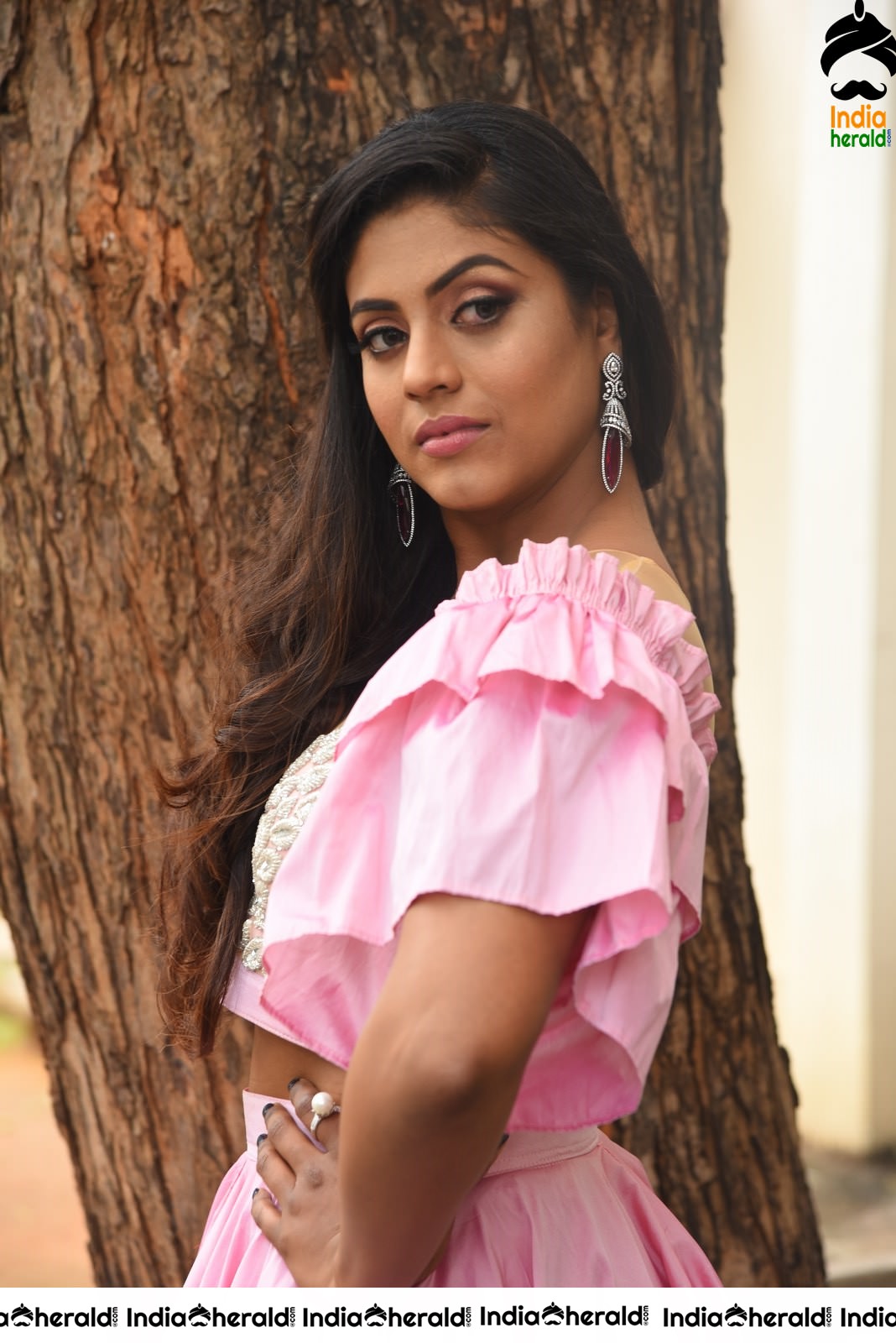 Iniya Latest Hot Photos in Pink flaunting her back Set 1