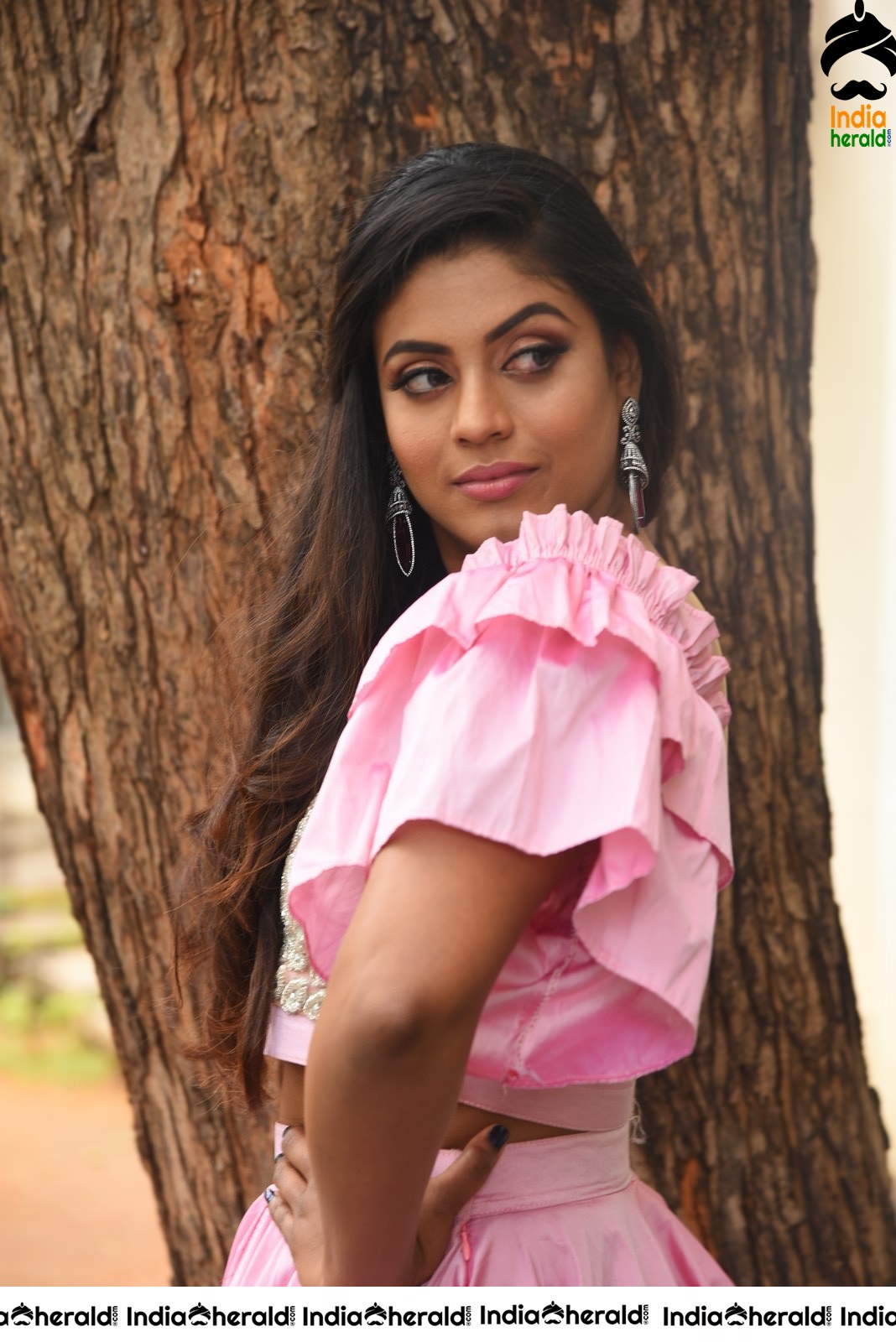 Iniya Latest Hot Photos in Pink flaunting her back Set 1