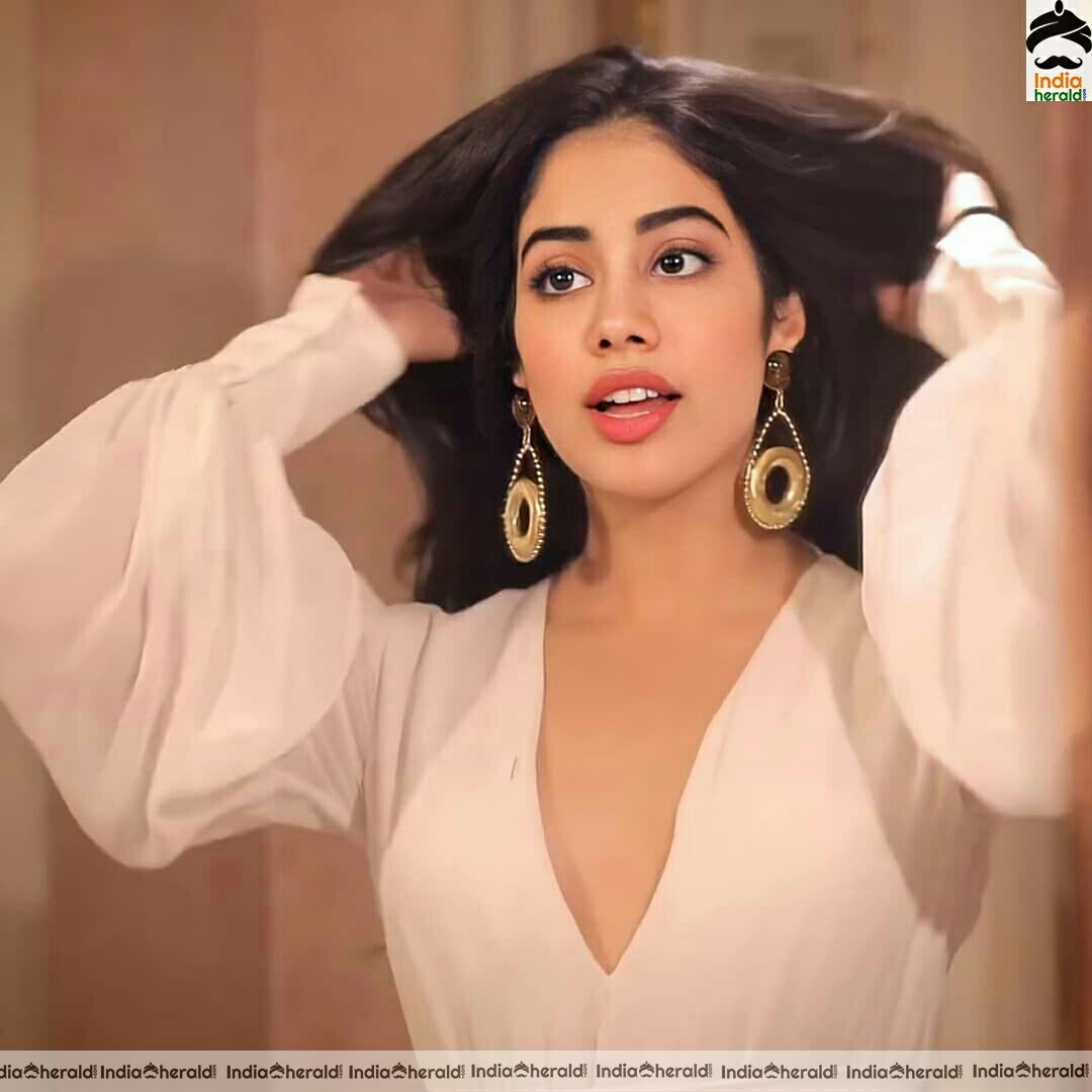 Janhvi Kapoor Cute Glam Stills