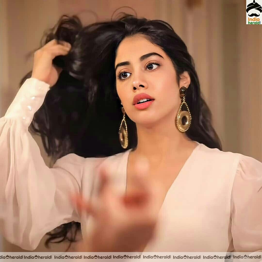 Janhvi Kapoor Cute Glam Stills