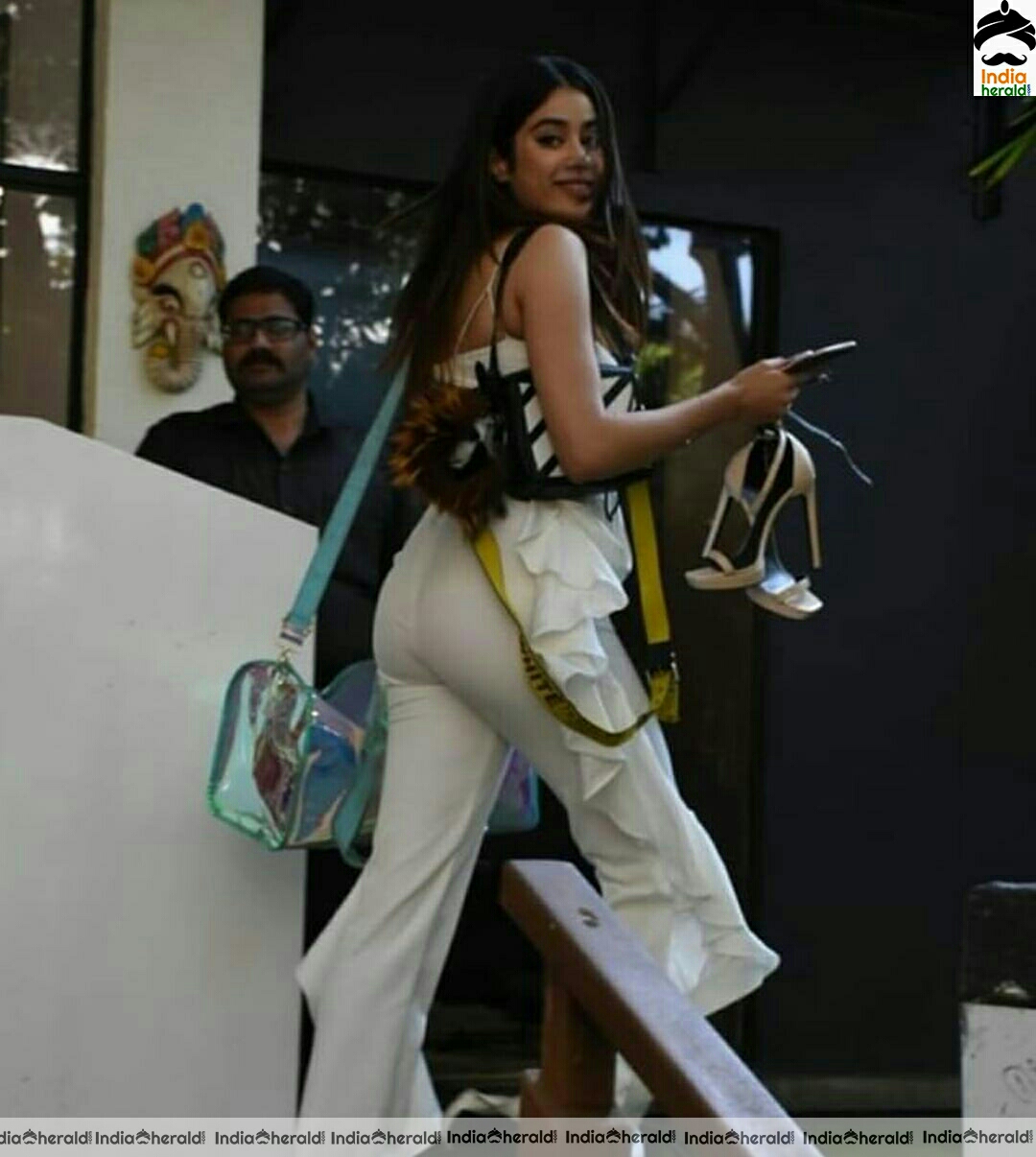 Janhvi Kapoor Shows Her Sexy Back And Cleavage show In These Latest Photos