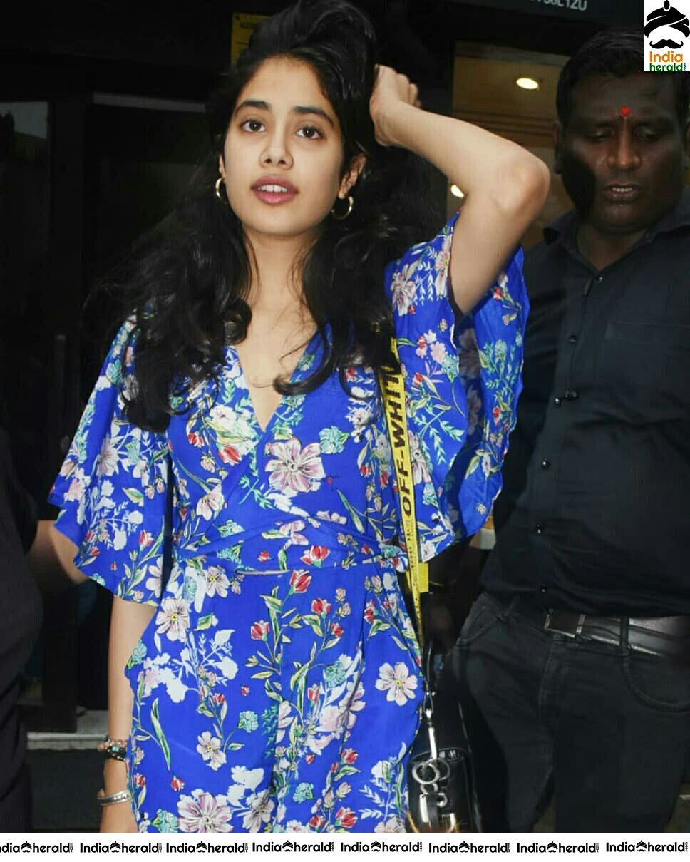 Janhvi Kapoor Shows Her Sexy Thighs In Short Blue Frock