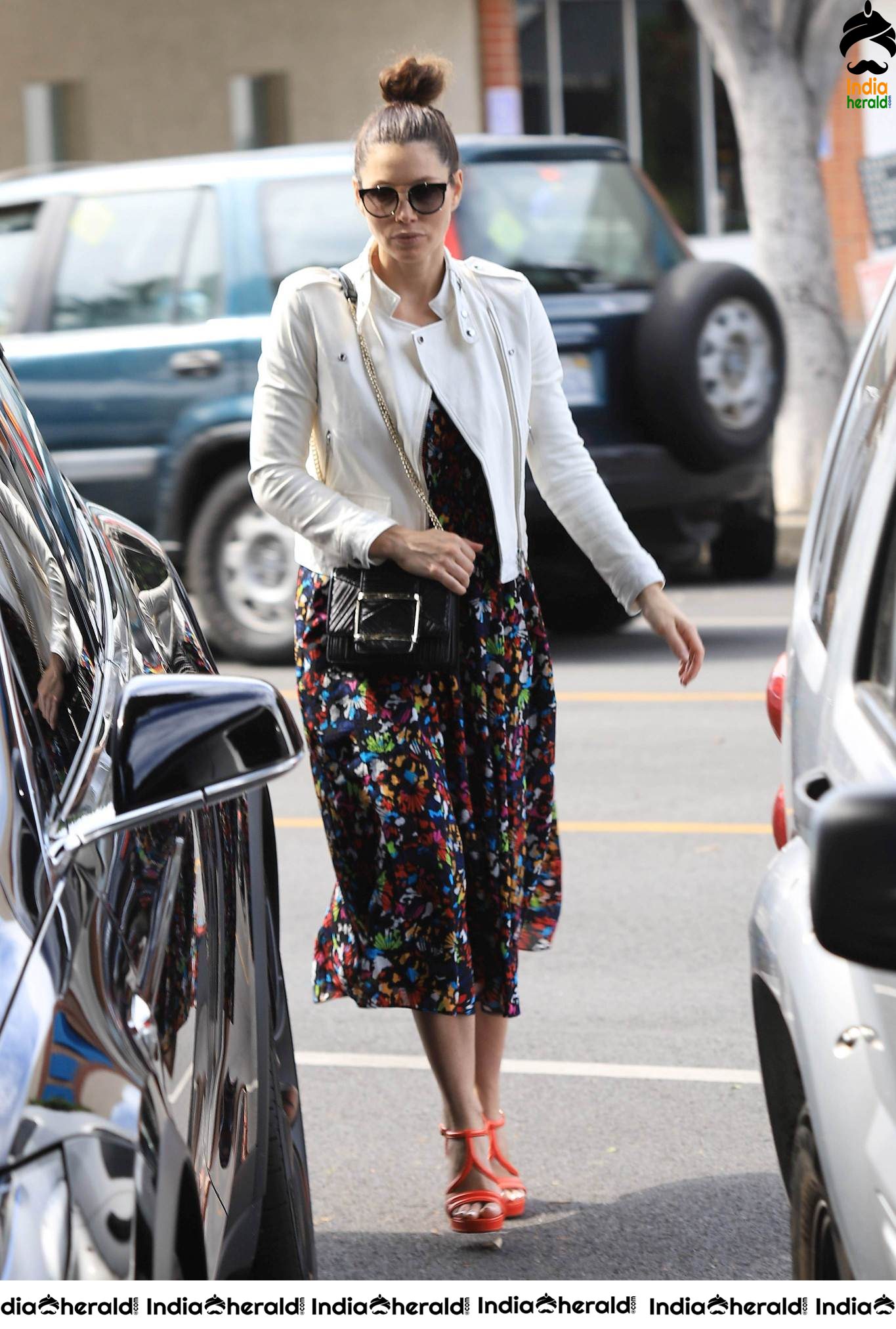 Jessica Biel caught by Paparazzi as she was out for lunch in Los Angeles