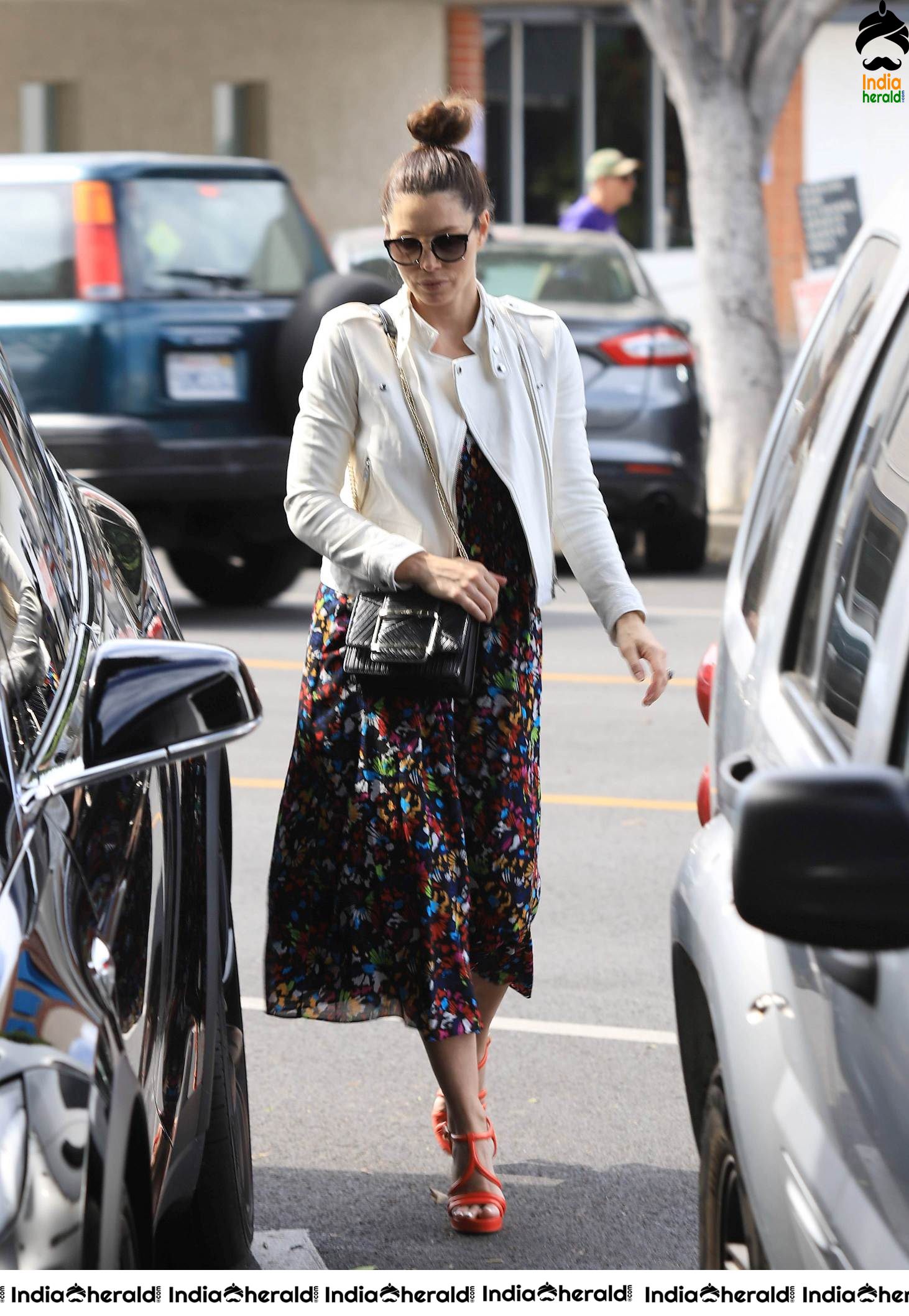 Jessica Biel caught by Paparazzi as she was out for lunch in Los Angeles