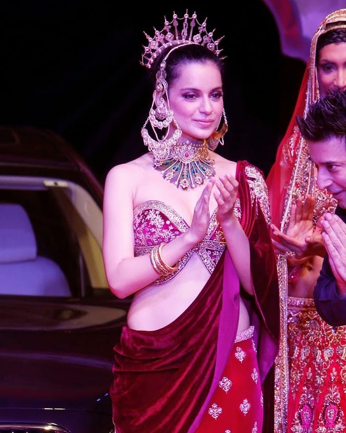 Kangana Ranaut Sexiest Cleavage Show On The Ramp