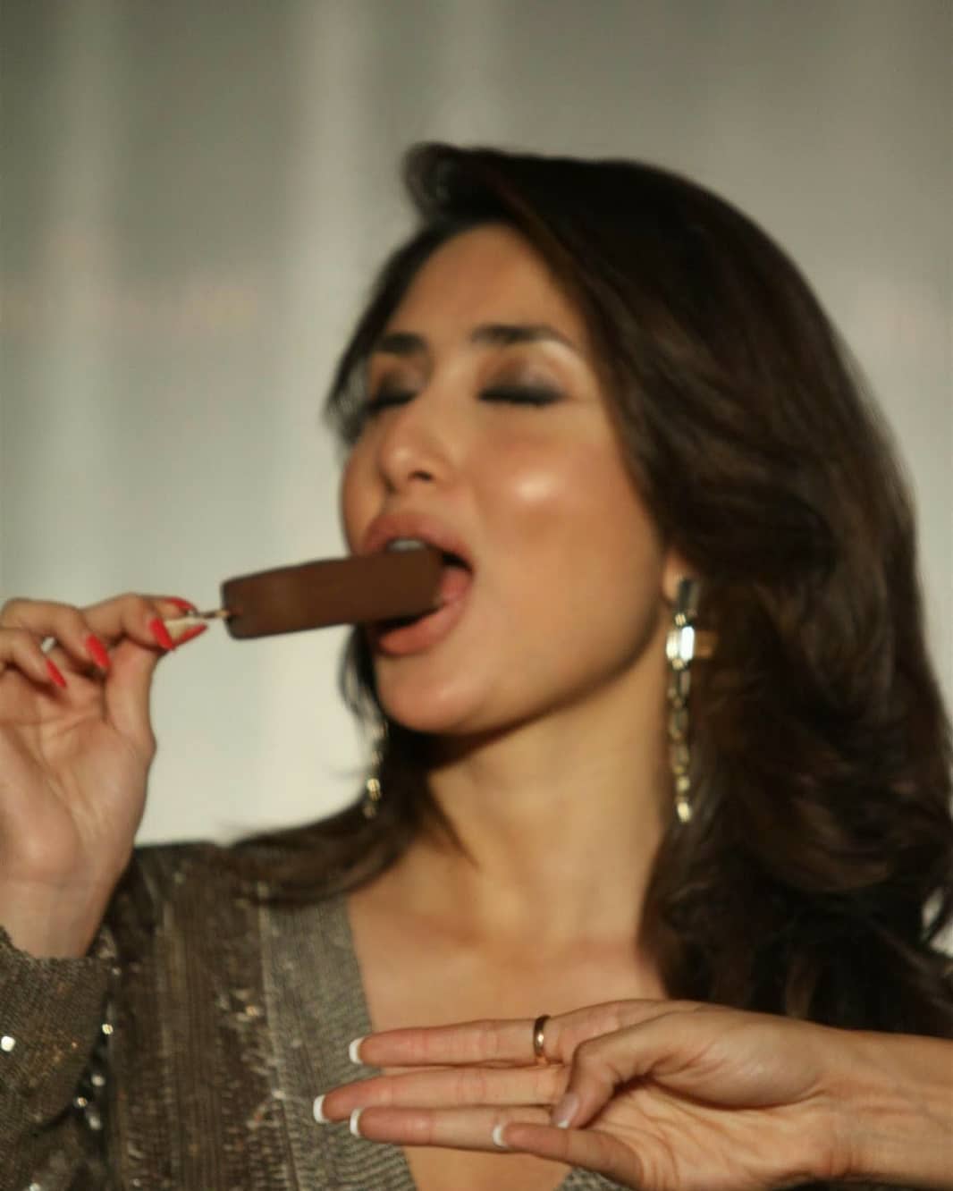 Kareena kapoor Eating Magnum Ice Cream At Press Meet