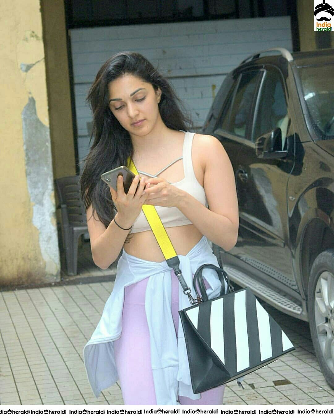 Kiara Advani Smoking Hot Photos Outside Gym In Bandra