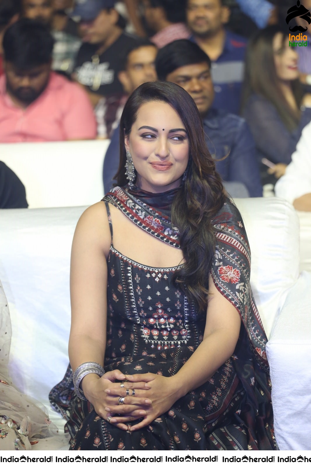 Latest Clicks of Sonakshi Sinha in Sleeveless Chudi Set 2