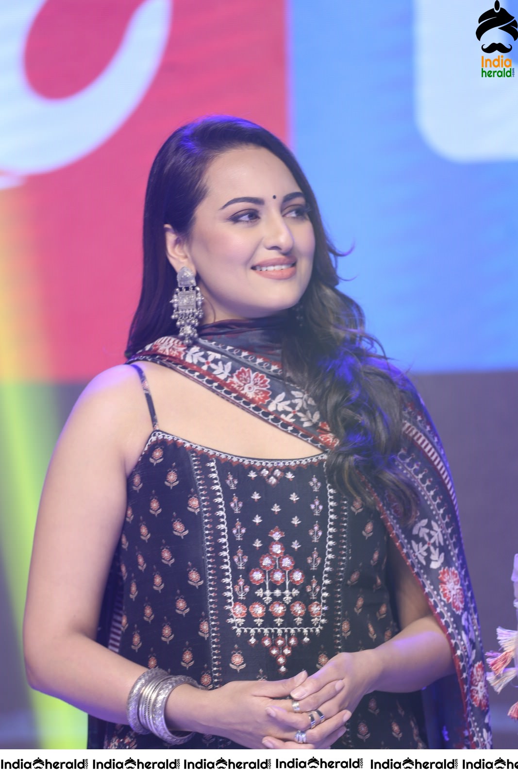 Latest Clicks of Sonakshi Sinha in Sleeveless Chudi Set 2