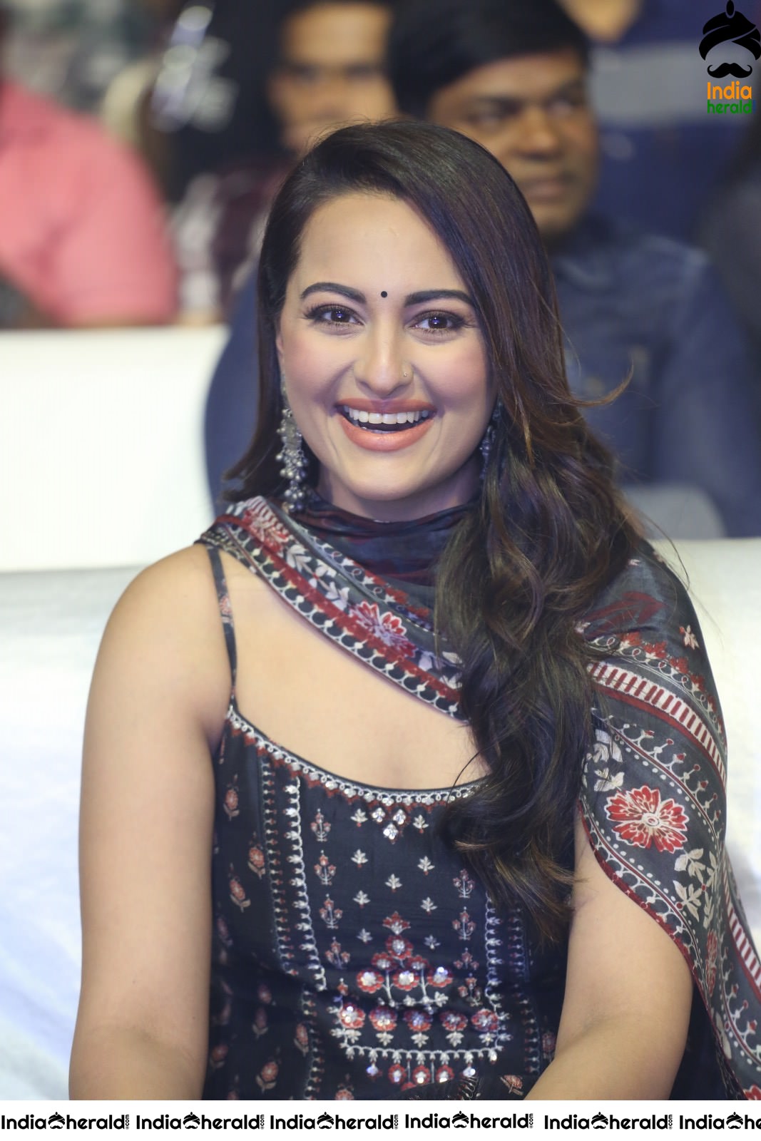 Latest Clicks of Sonakshi Sinha in Sleeveless Chudi Set 2