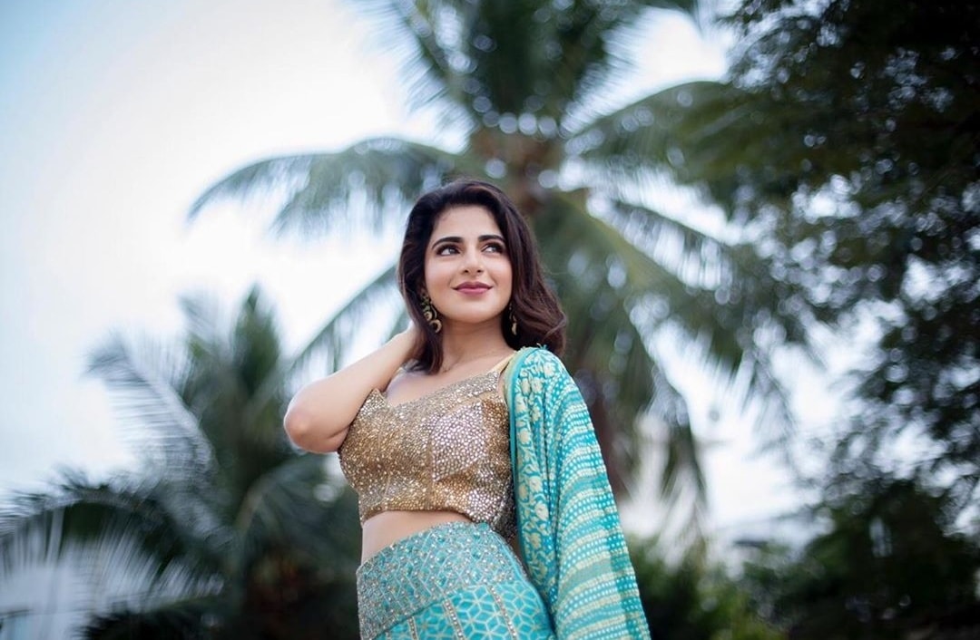 Latest Teasing hot Waistline Exposing Photos Of Iswarya Menon