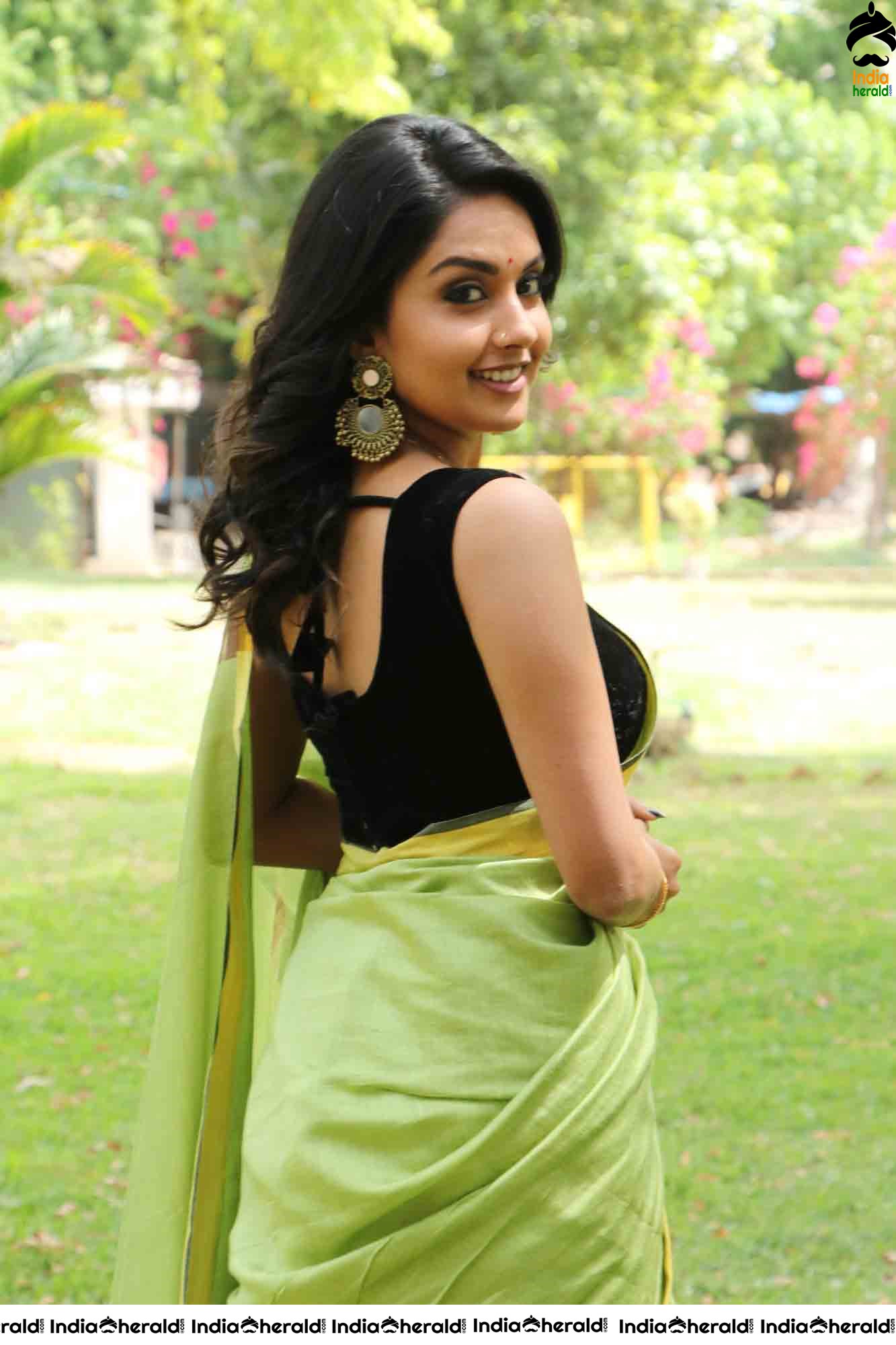 Mahima Nambiar Hot Photos in Saree and Sleeveless Blouse to tease your Mood