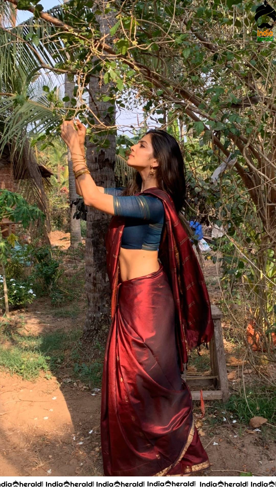 Aabha Paul Hot Saree Video With Cleavage-Revealing Black Spaghetti Strap  Blouse Goes Viral on Instagram! | 👗 LatestLY