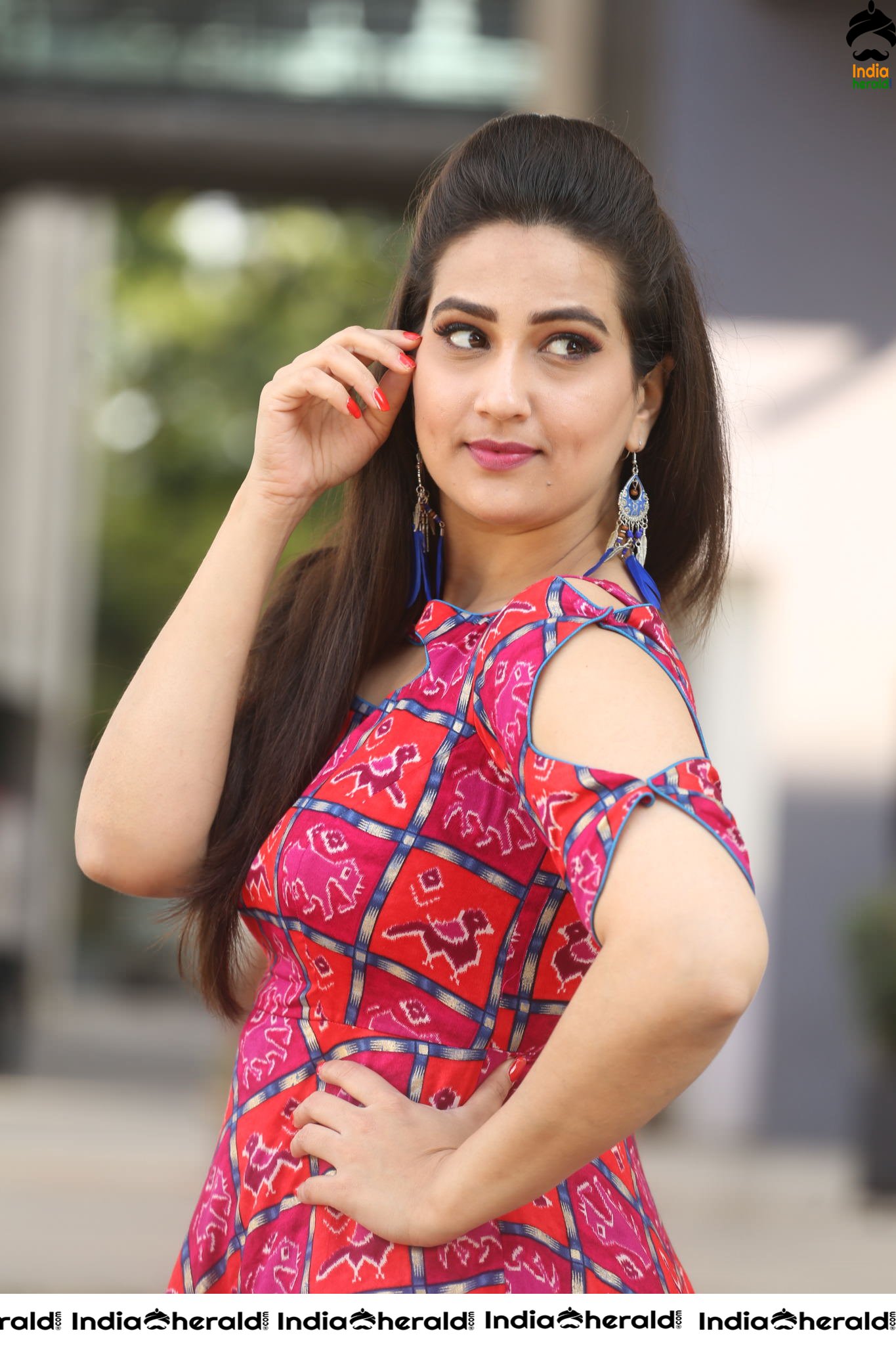 Manjusha Anchor flaunting her Hot Backside in Pink Frock Set 1