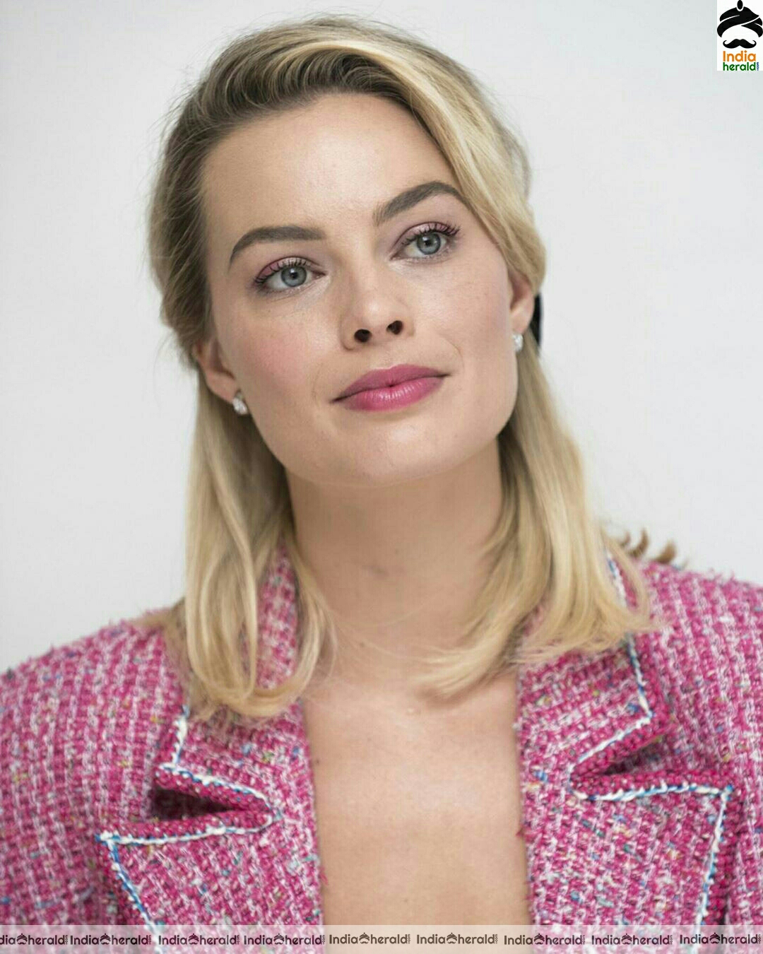 Margot Robbie Cute Pink Dress Stills