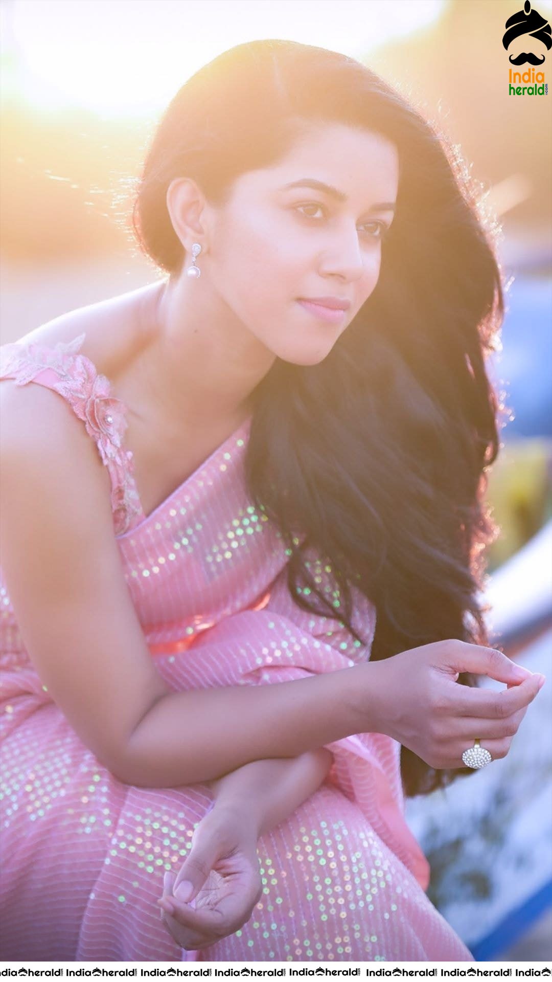 Mirnalini Ravi Hot Photos in Saree exposing her Midriff and Navel