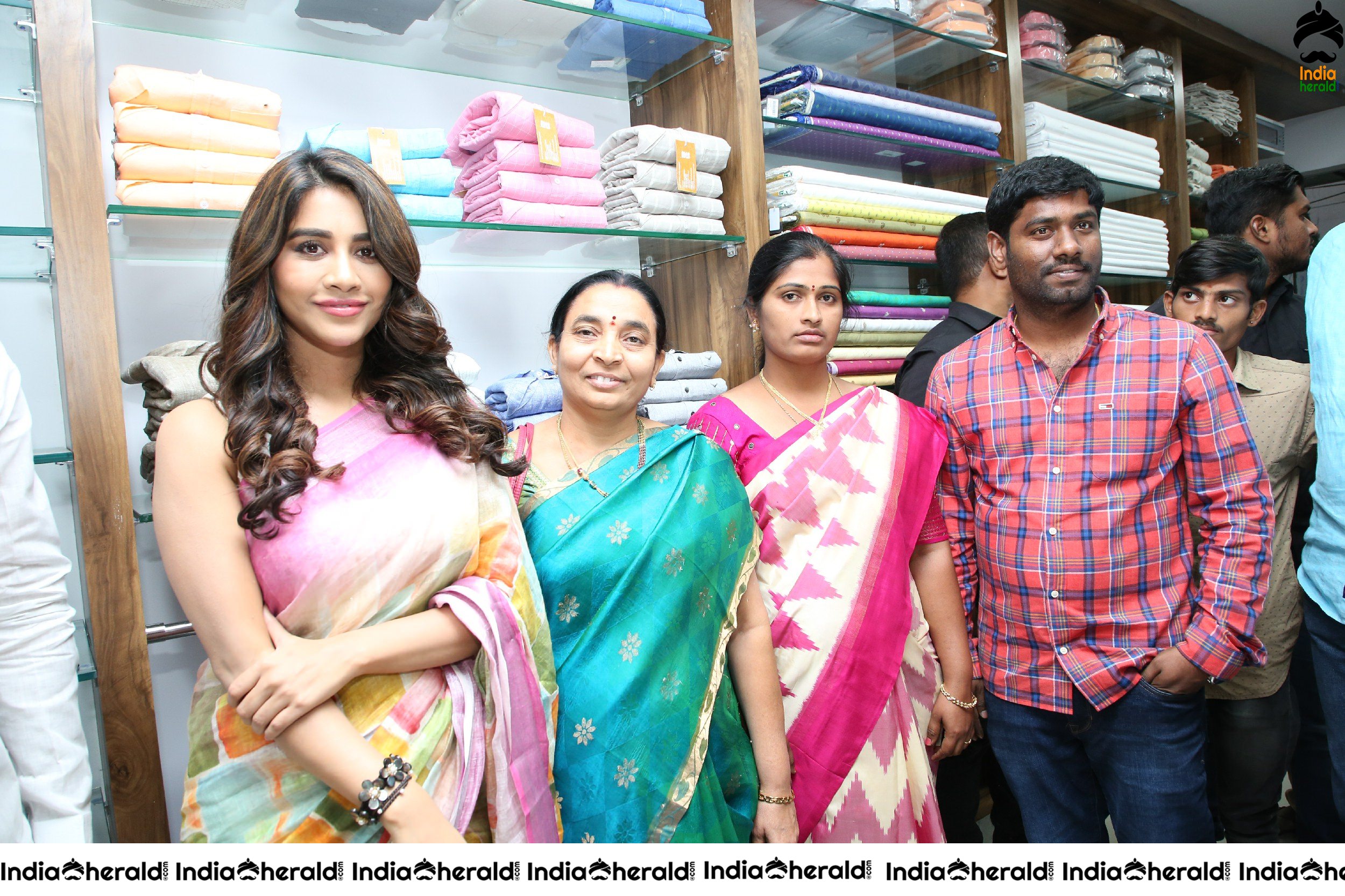 Nabha natesh in Sleeveless Blouse and Saree Inaugurated Linen House at Nizampet Set 2