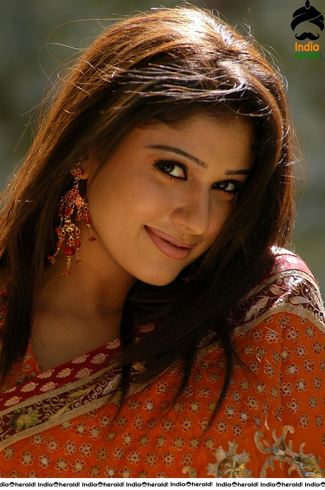 Nayanthara Vintage Hot Photos in Saree flaunting her Hot Hip and Back