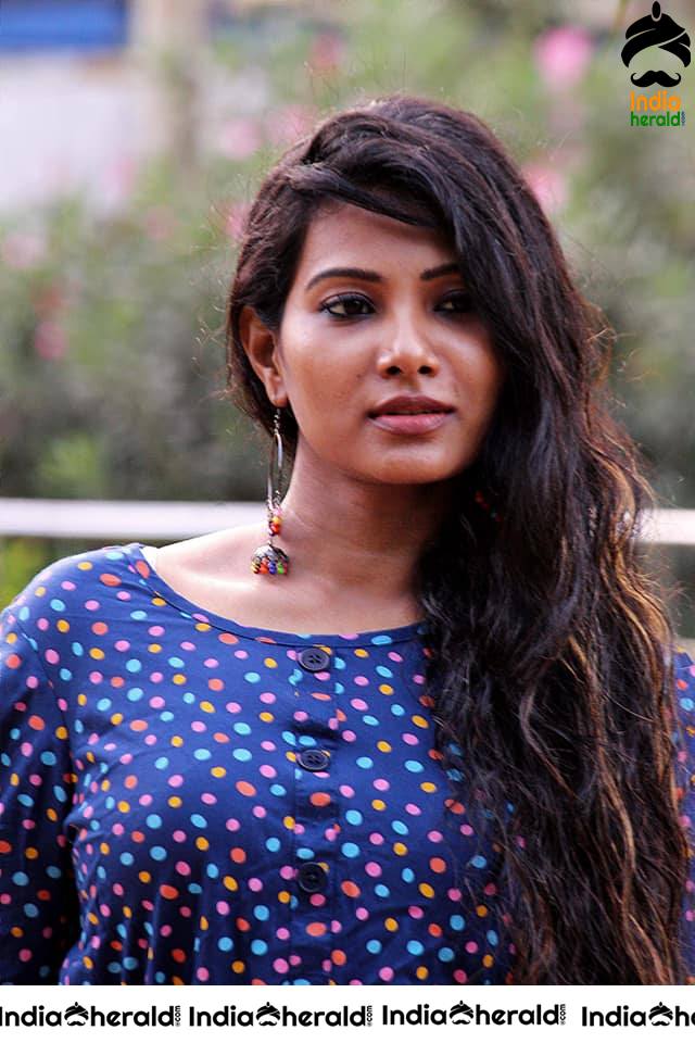 News Reader cum Actress Dhivya Duraiswamy Hot and Cute Photos Collection Set 3