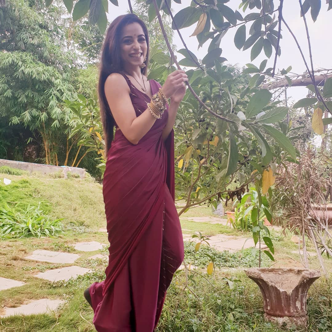 Niyati Fatnani Hot In Saree