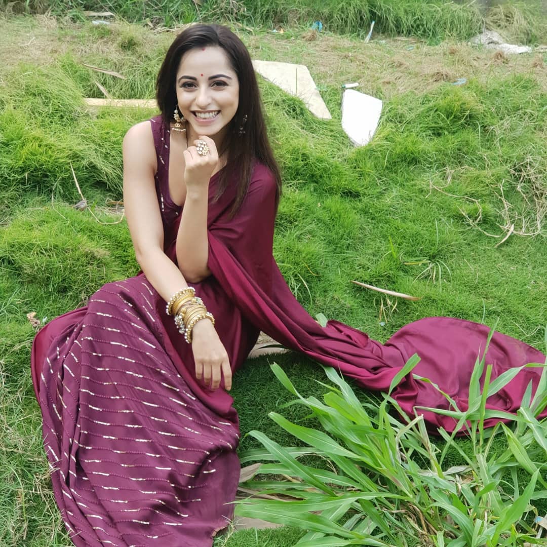 Niyati Fatnani Hot In Saree