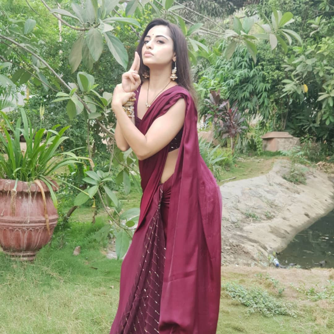 Niyati Fatnani Hot In Saree