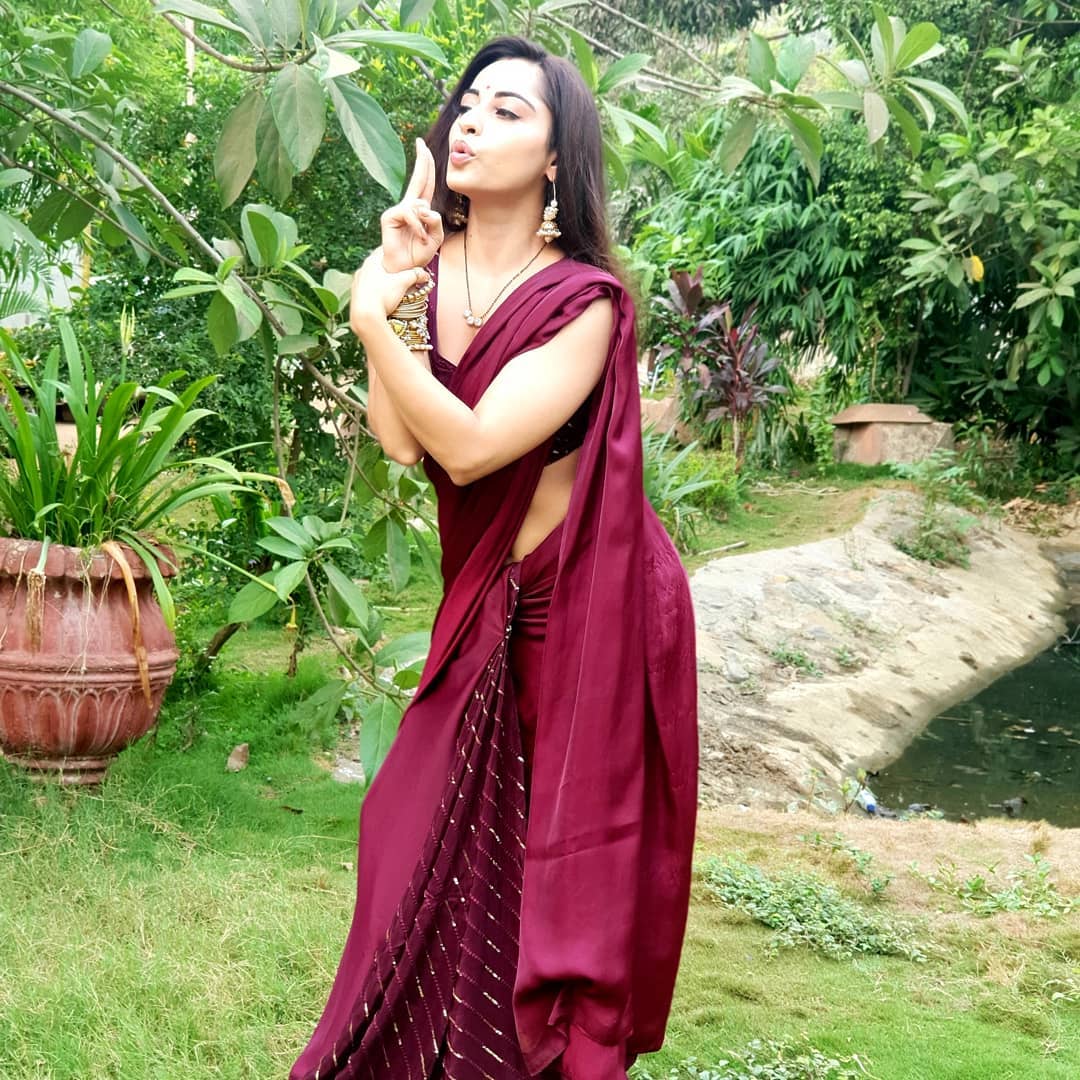 Niyati Fatnani Hot In Saree