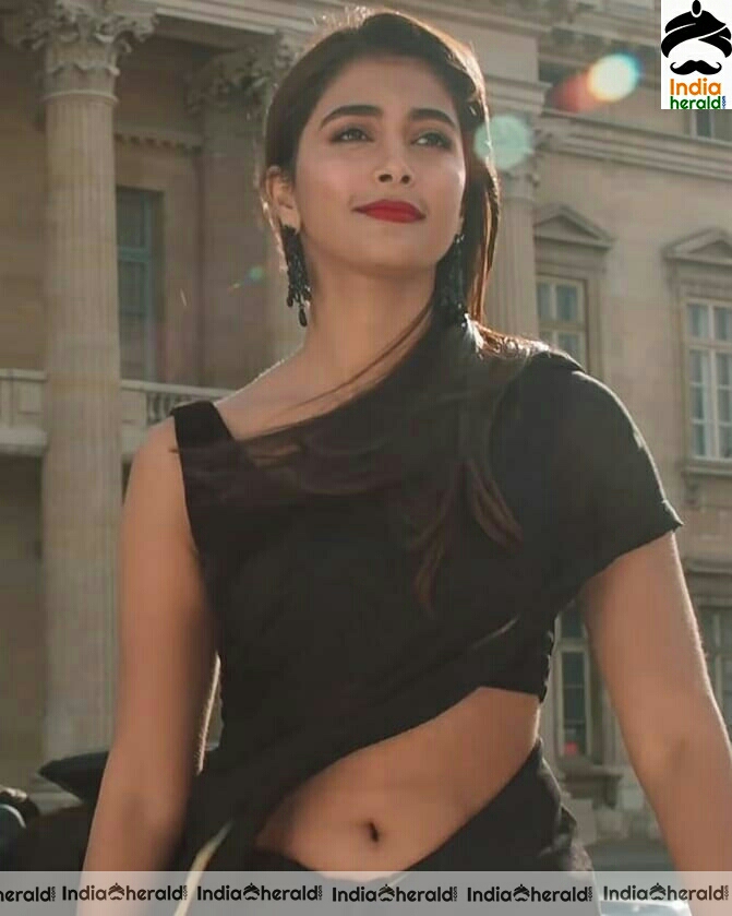 Pooja Hegde tempting hot Navel show in Saree is an absolute treat for our eyes