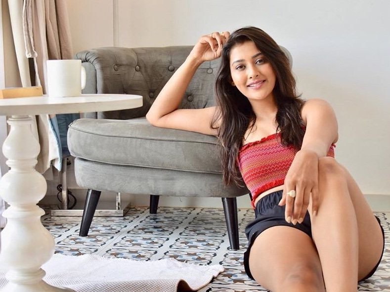 Pooja Jhaveri Hot Thighs Revealing Latest Photoshoot