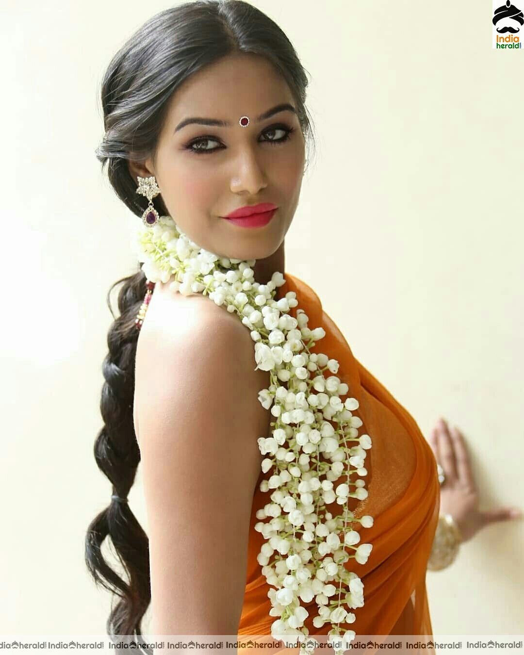 Poonam Pandey still oozing hotness in saree