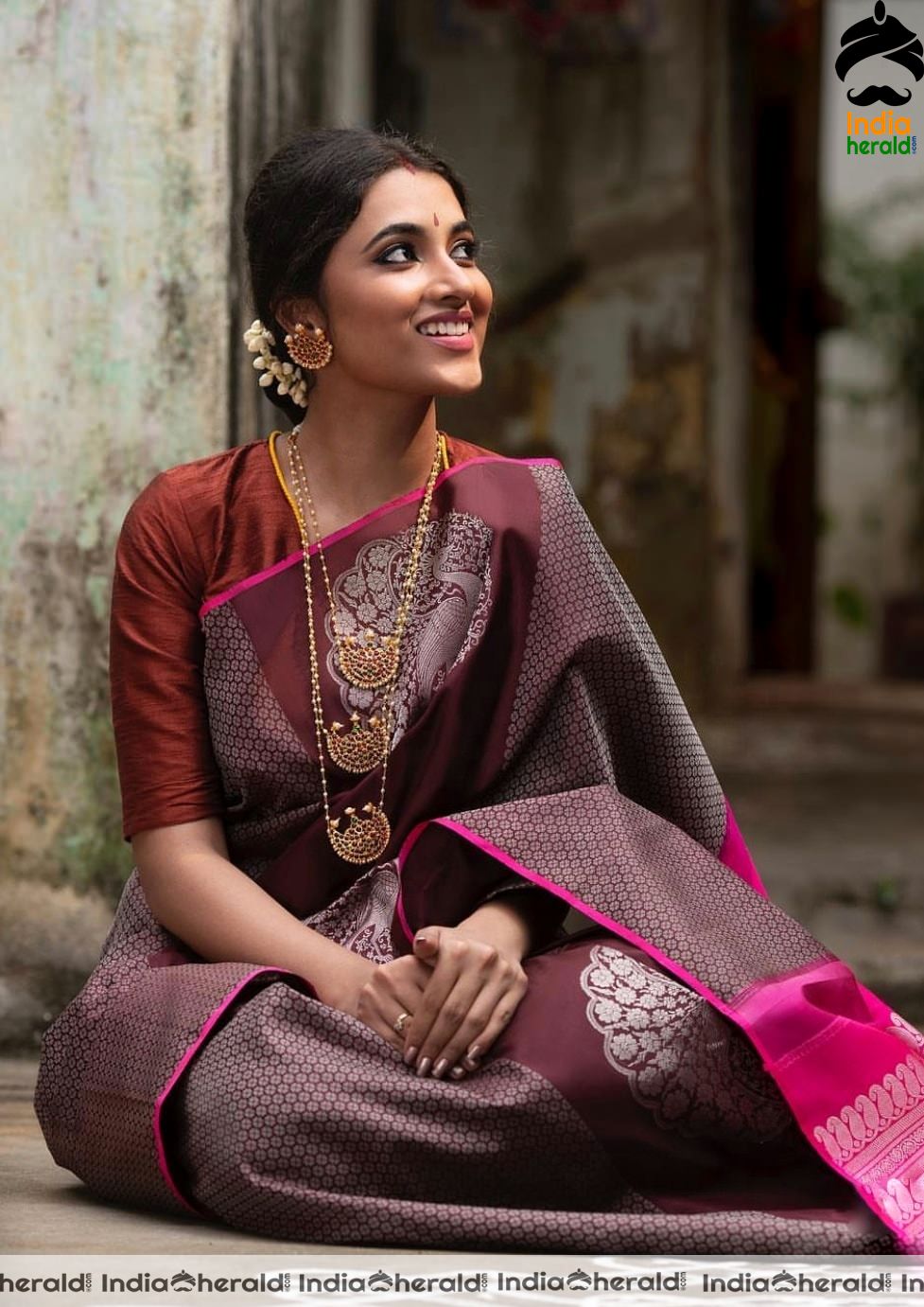 Pretty Priyanka Arul Mohan Rural and Traditional Photoshoot