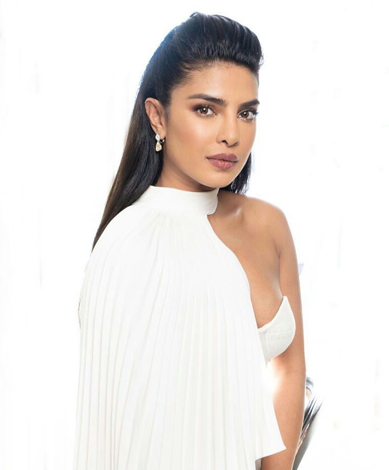 Priyanka Chopra Tempting Hot White Hot Photos