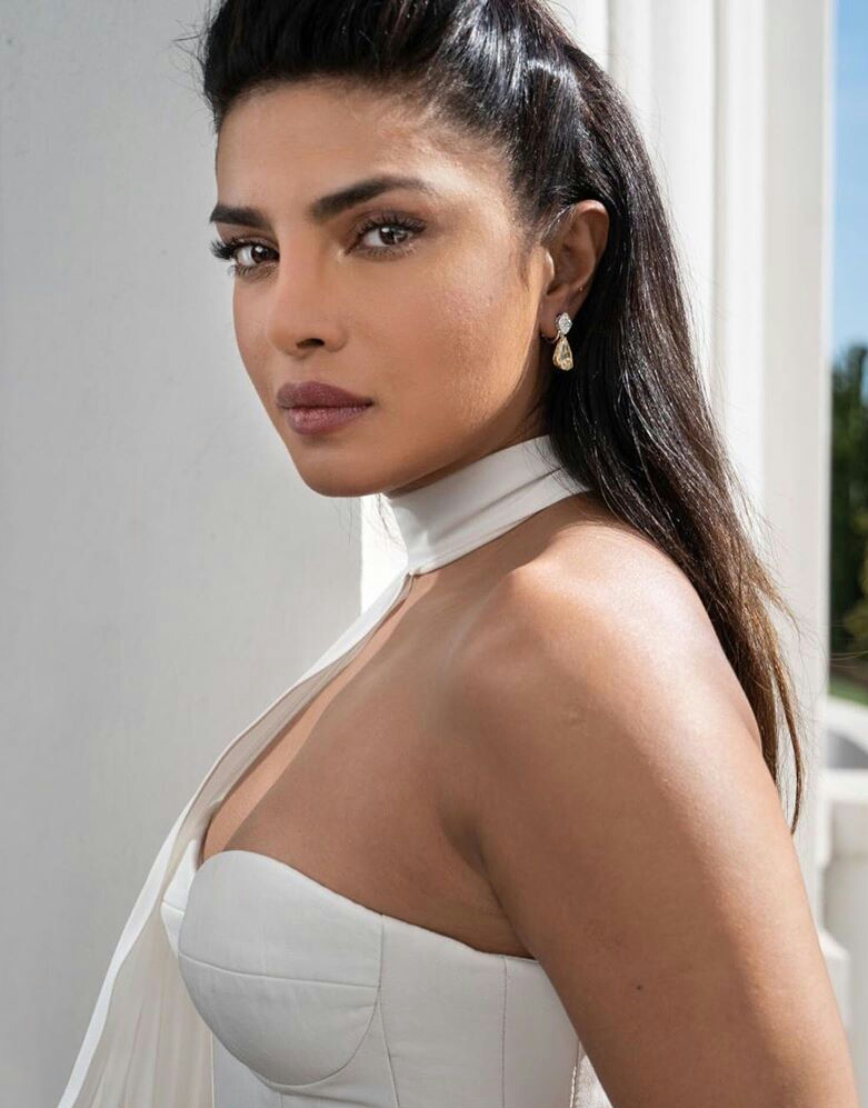 Priyanka Chopra Tempting Hot White Hot Photos