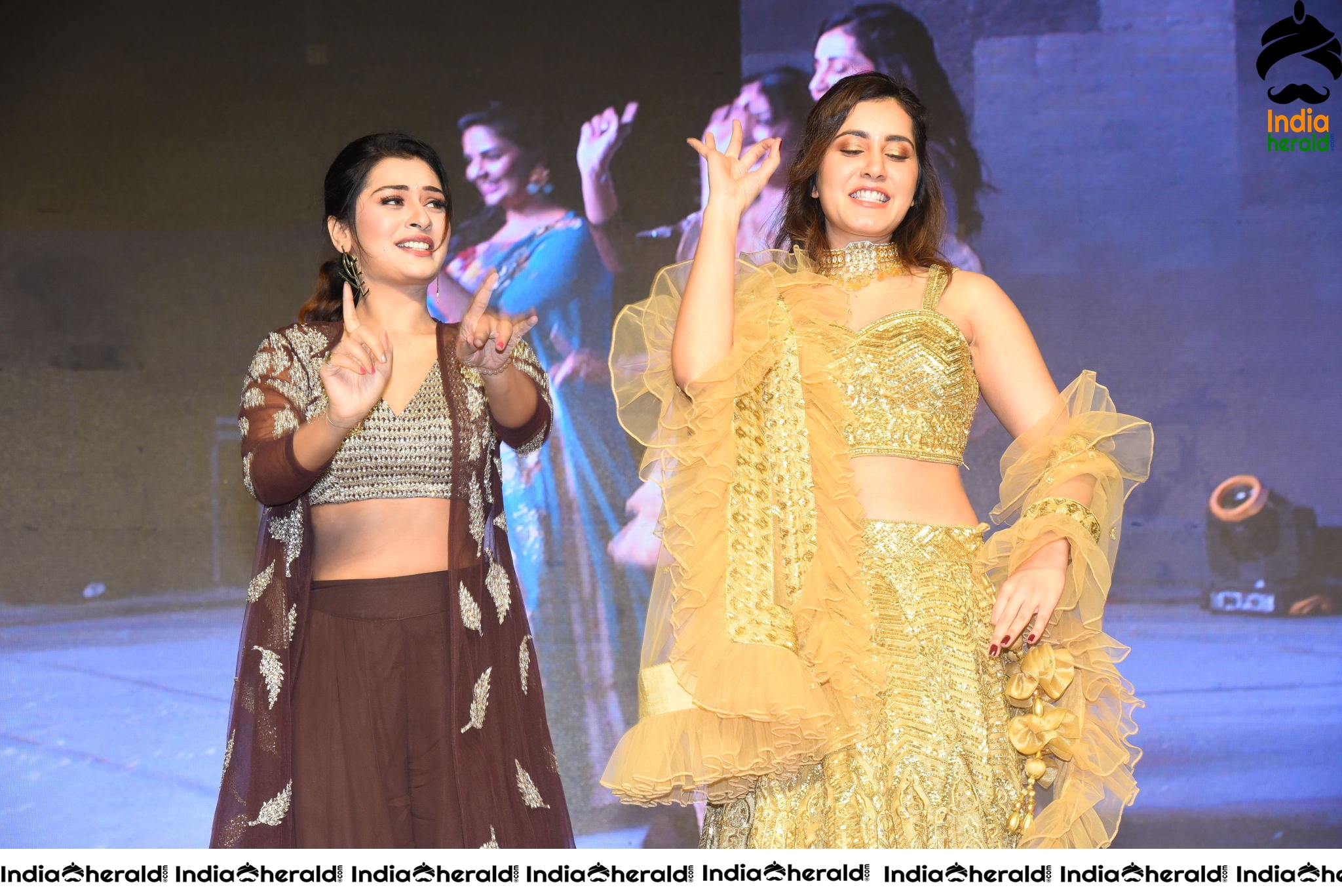 Raashi Khanna and Payal Rajput show their Sexy Waist and Dance on Stage Set 2