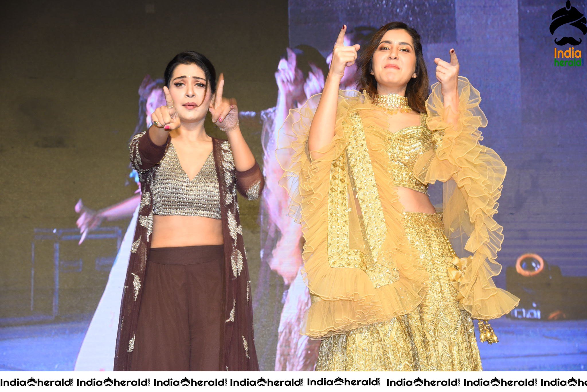 Raashi Khanna and Payal Rajput show their Sexy Waist and Dance on Stage Set 2