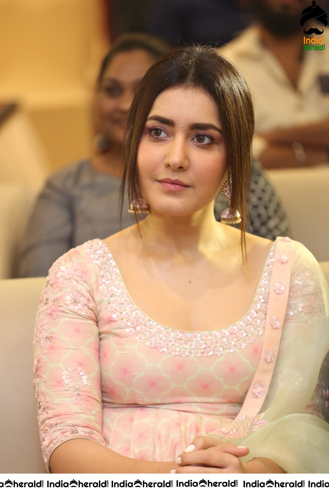 Raashi Khanna feels Shy when Producer praised her at the Event Set 2