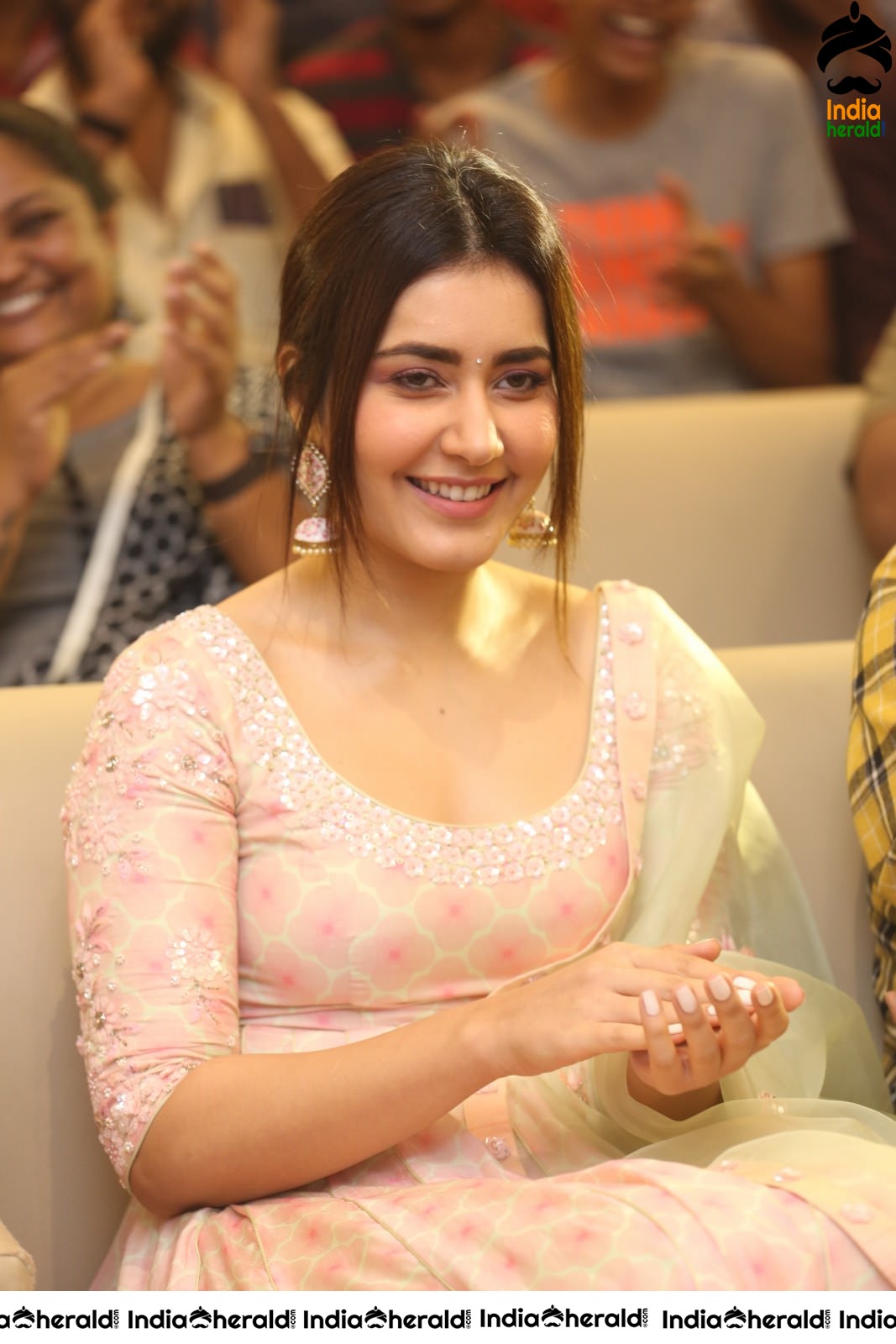 Raashi Khanna feels Shy when Producer praised her at the Event Set 2